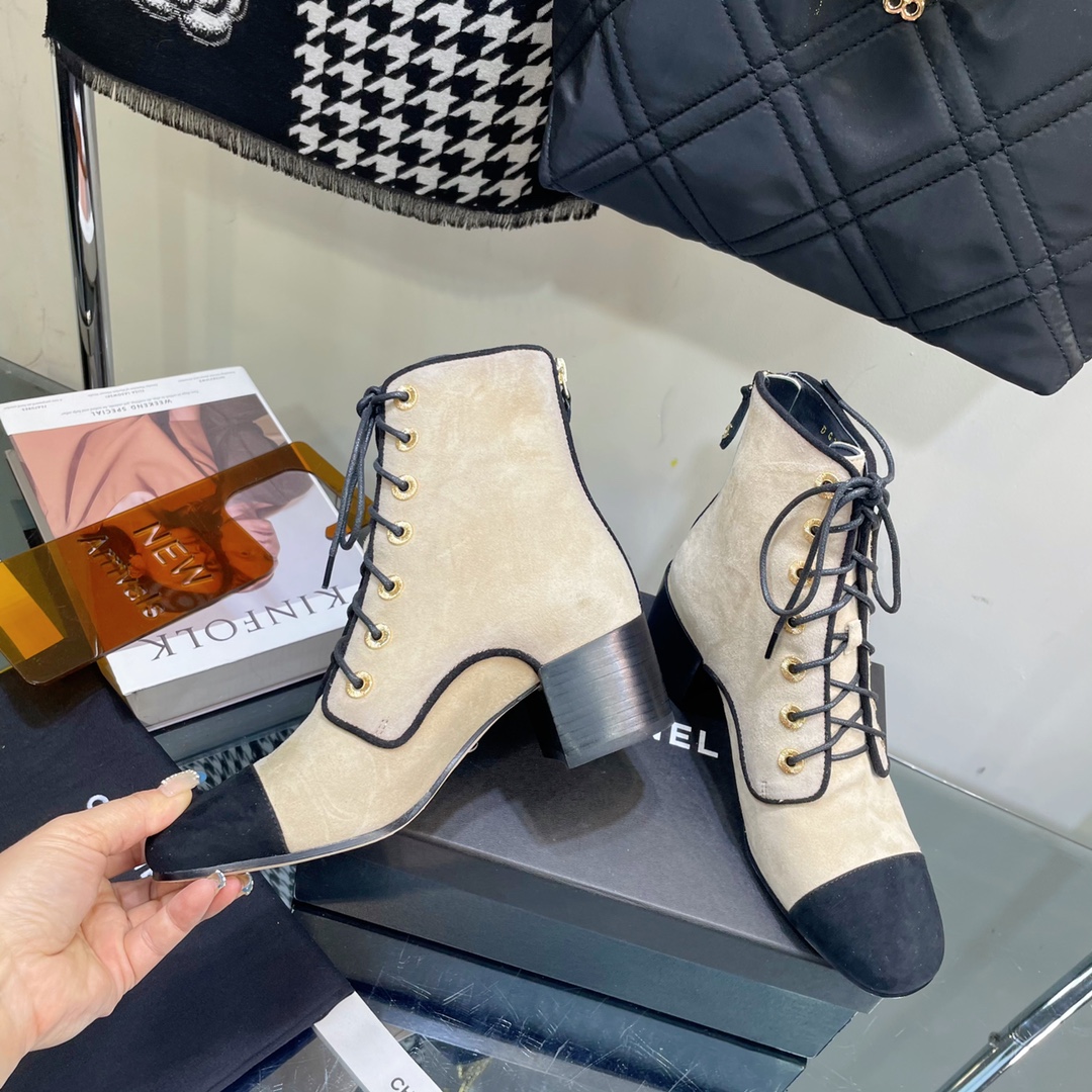 C design  lace-up boots