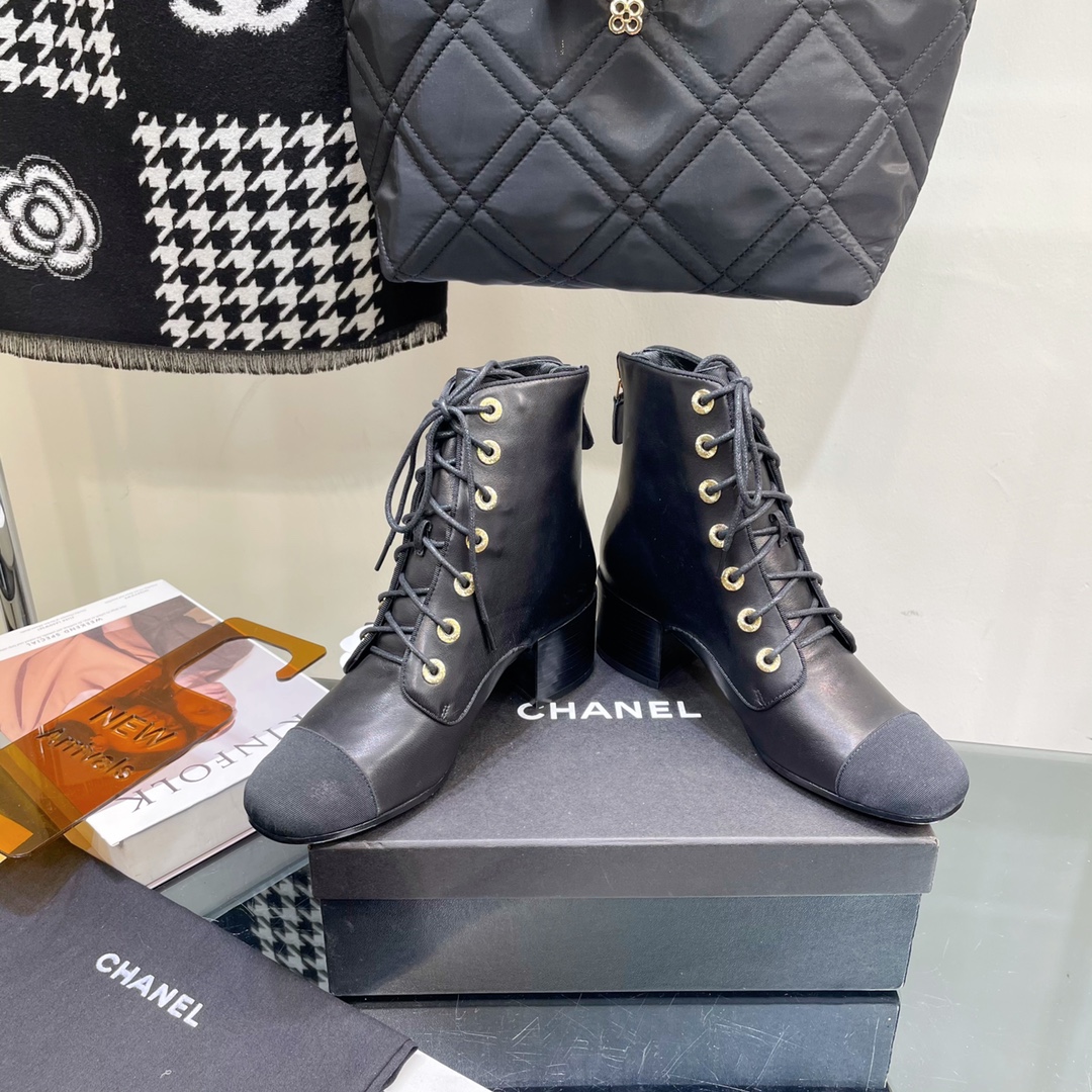 C design  lace-up boots