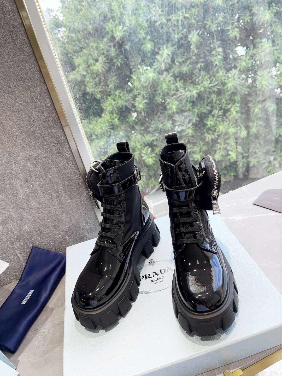 P Round-toe zippered thick-soled schoolbag-style boots