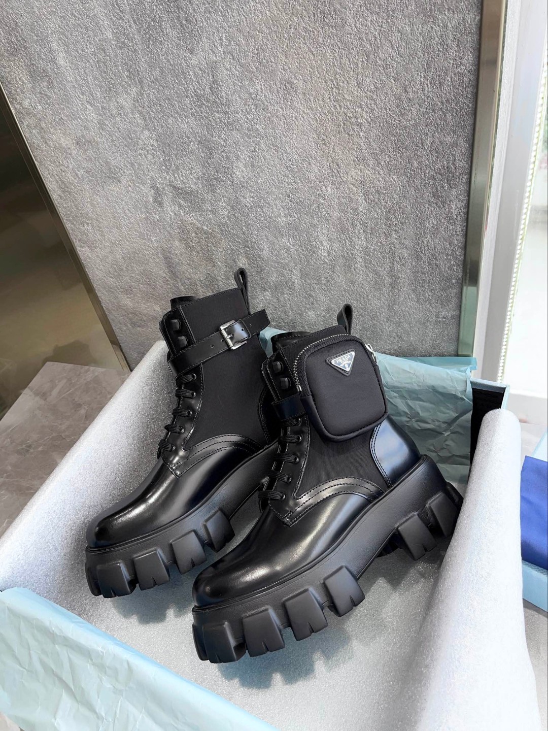 P Round-toe zippered thick-soled schoolbag-style boots