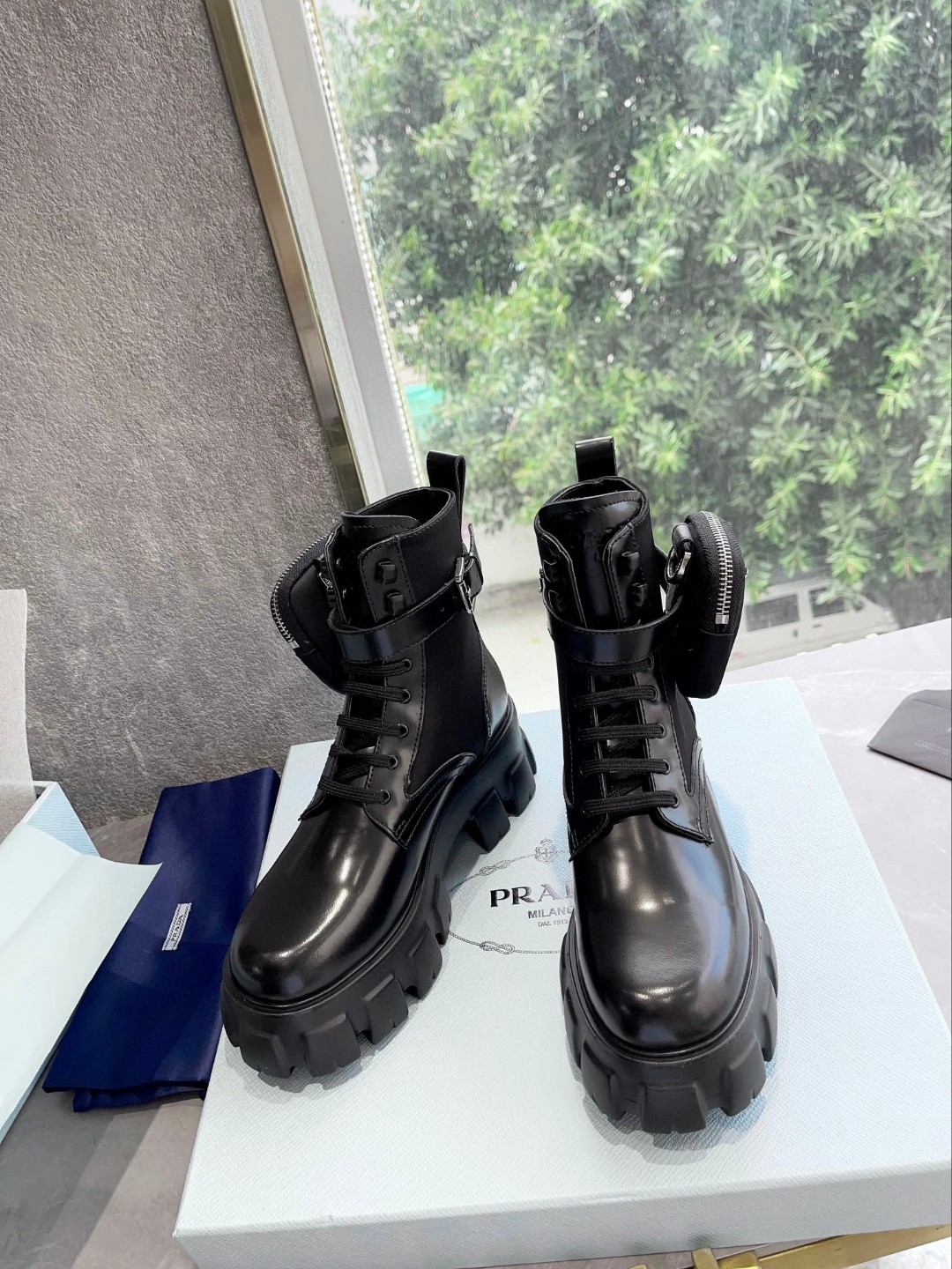 P Round-toe zippered thick-soled schoolbag-style boots