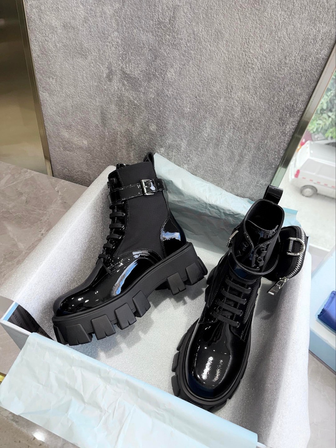 P Round-toe zippered thick-soled schoolbag-style boots