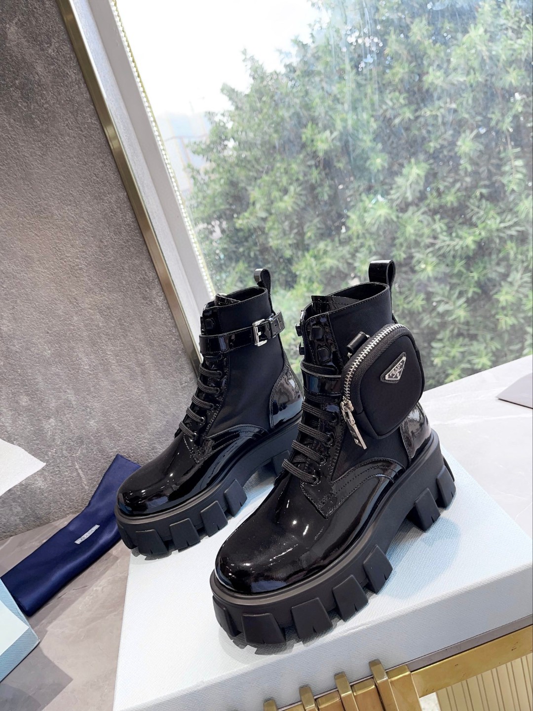 P Round-toe zippered thick-soled schoolbag-style boots