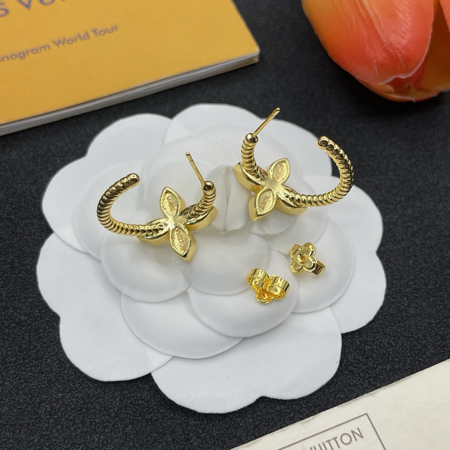 L Gold earrings