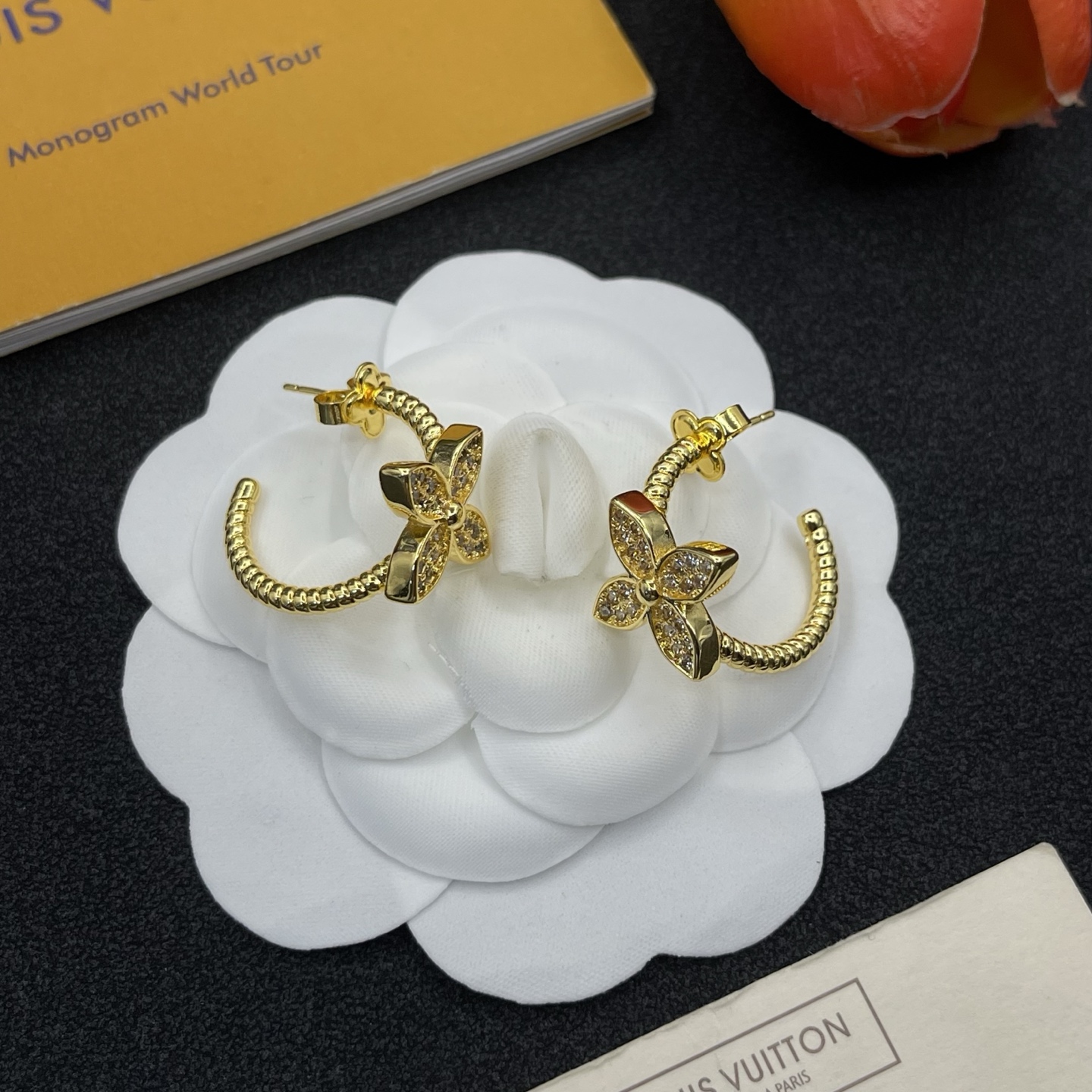 L Gold earrings