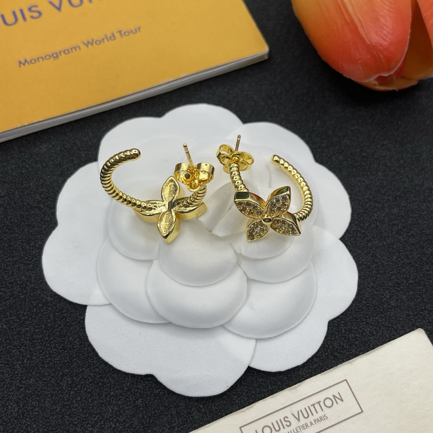 L Gold earrings