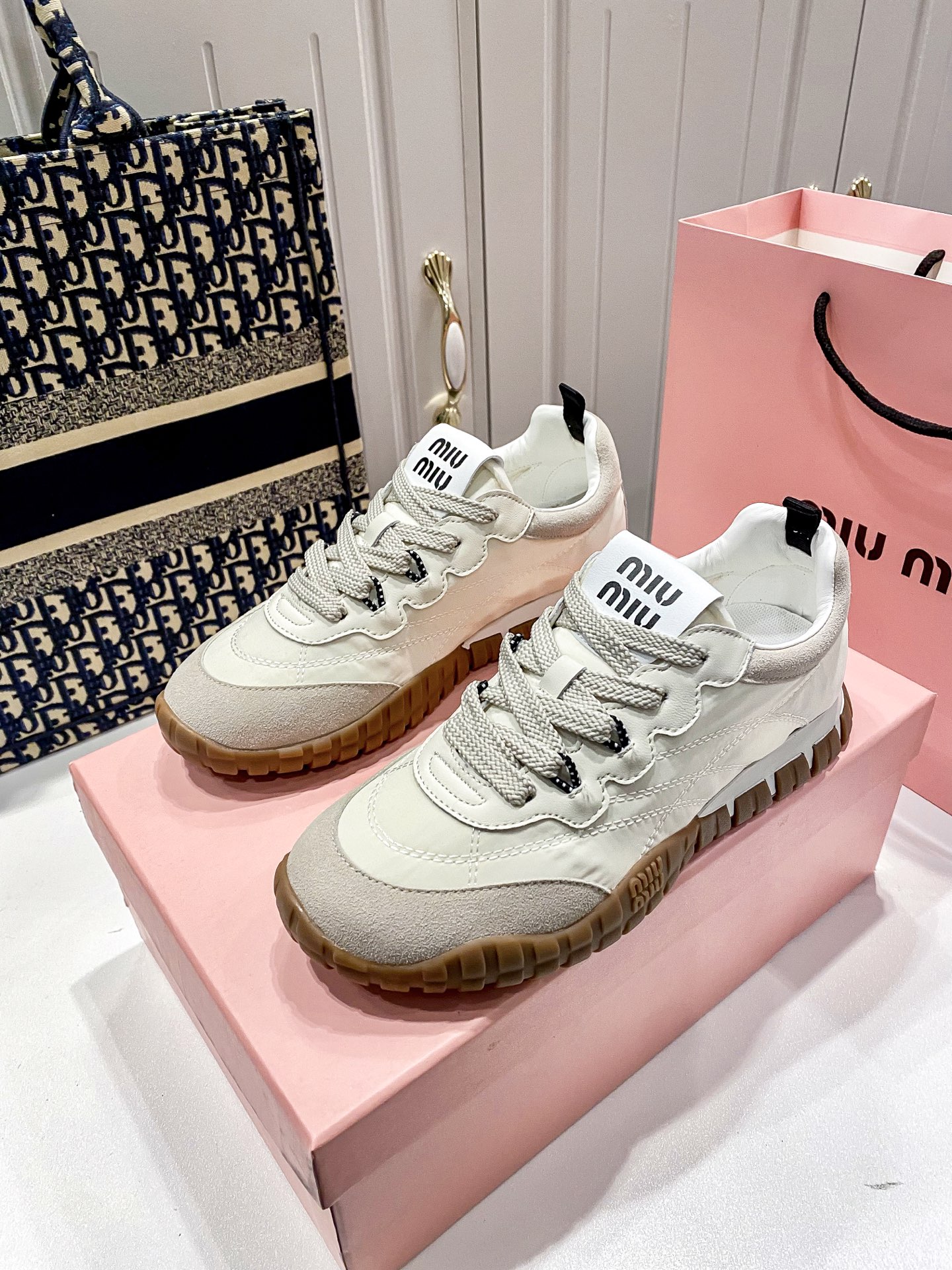 M thick-soled canvas sneakers