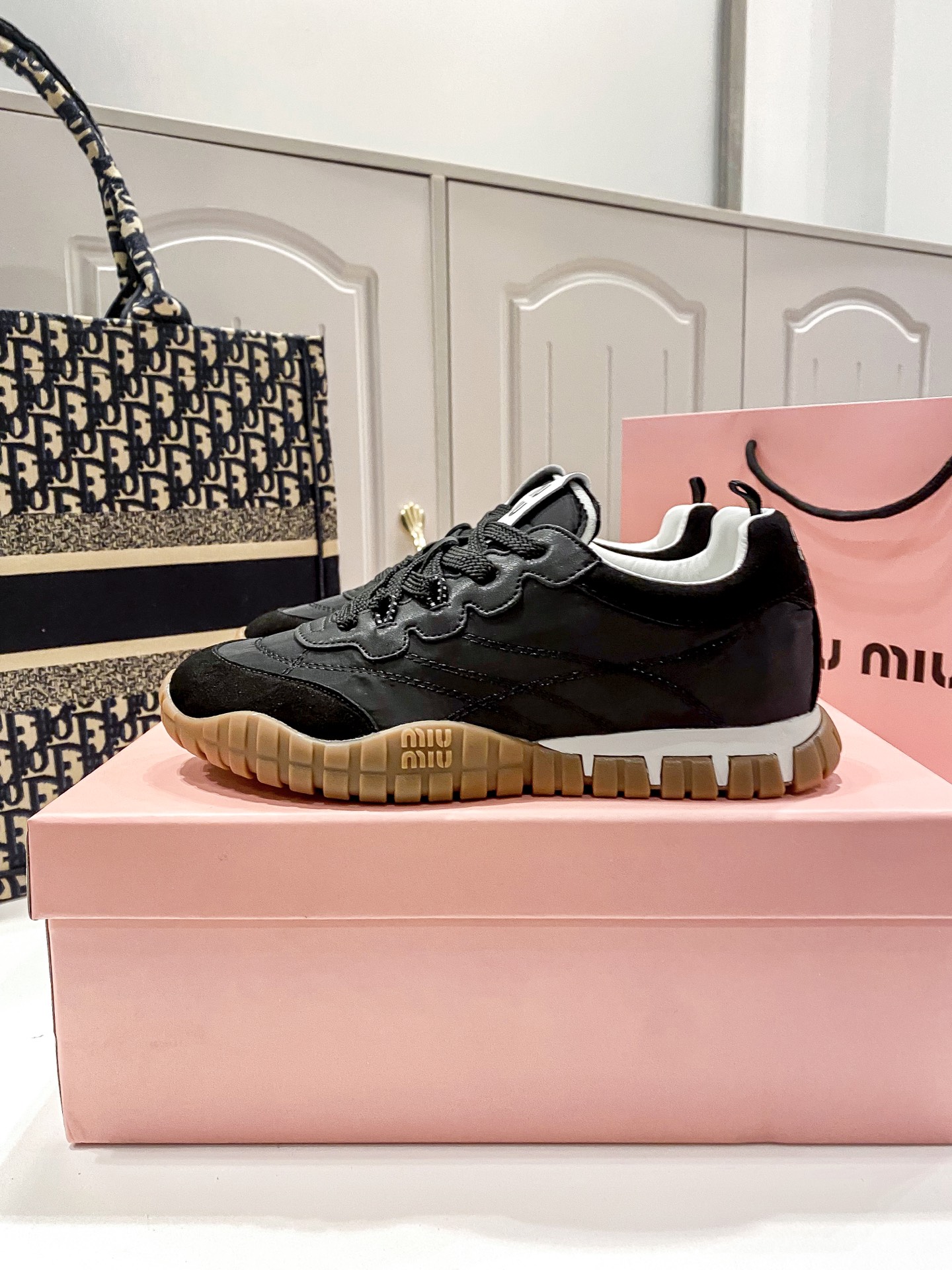 M thick-soled canvas sneakers