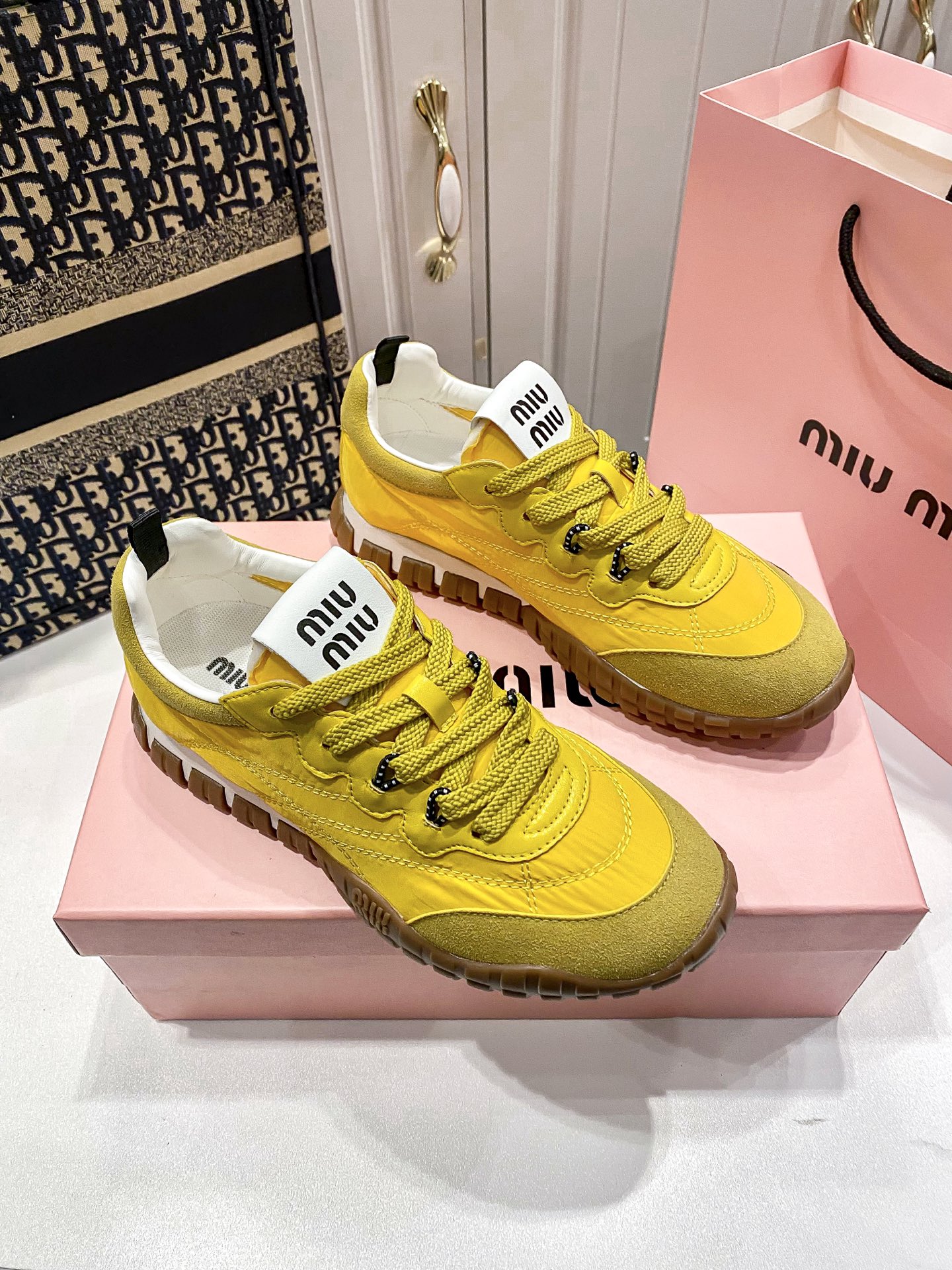 M thick-soled canvas sneakers