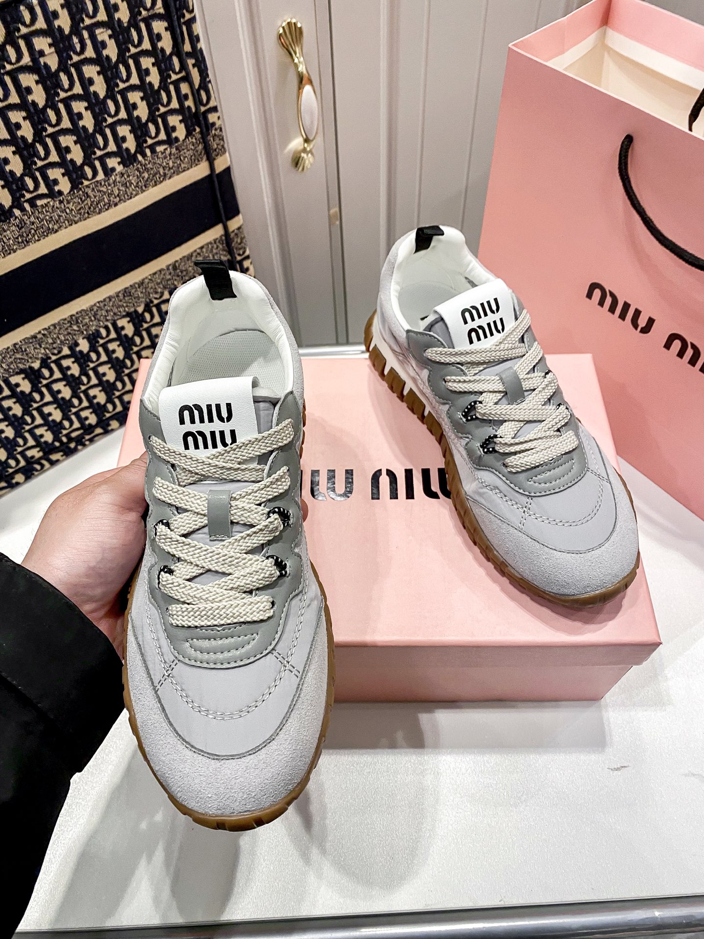 M thick-soled canvas sneakers