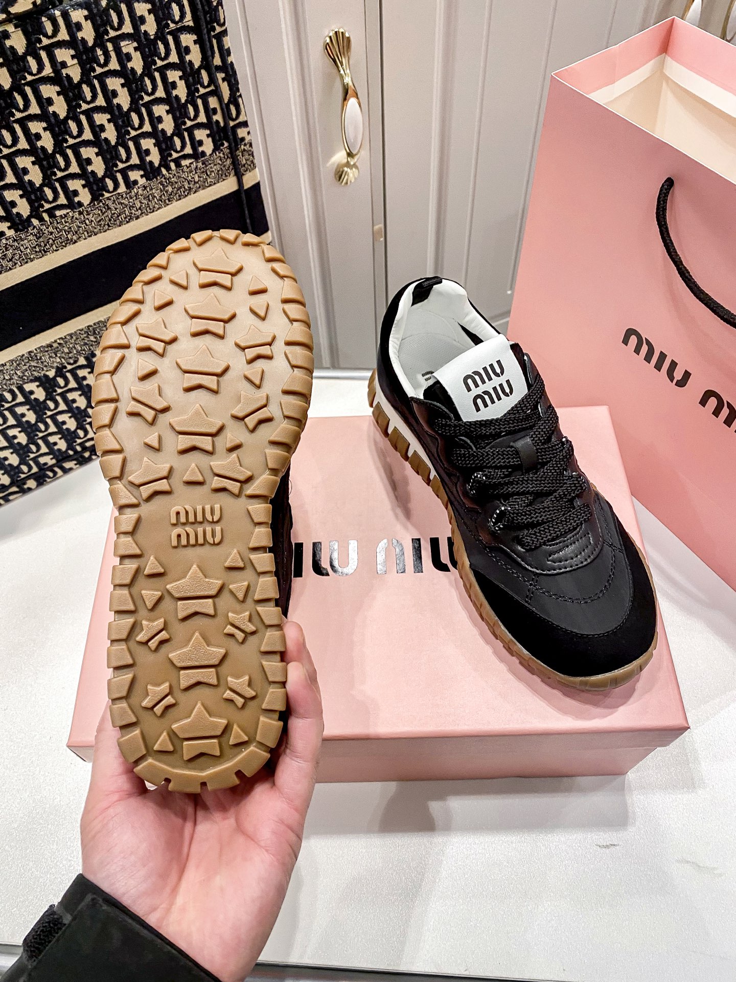 M thick-soled canvas sneakers