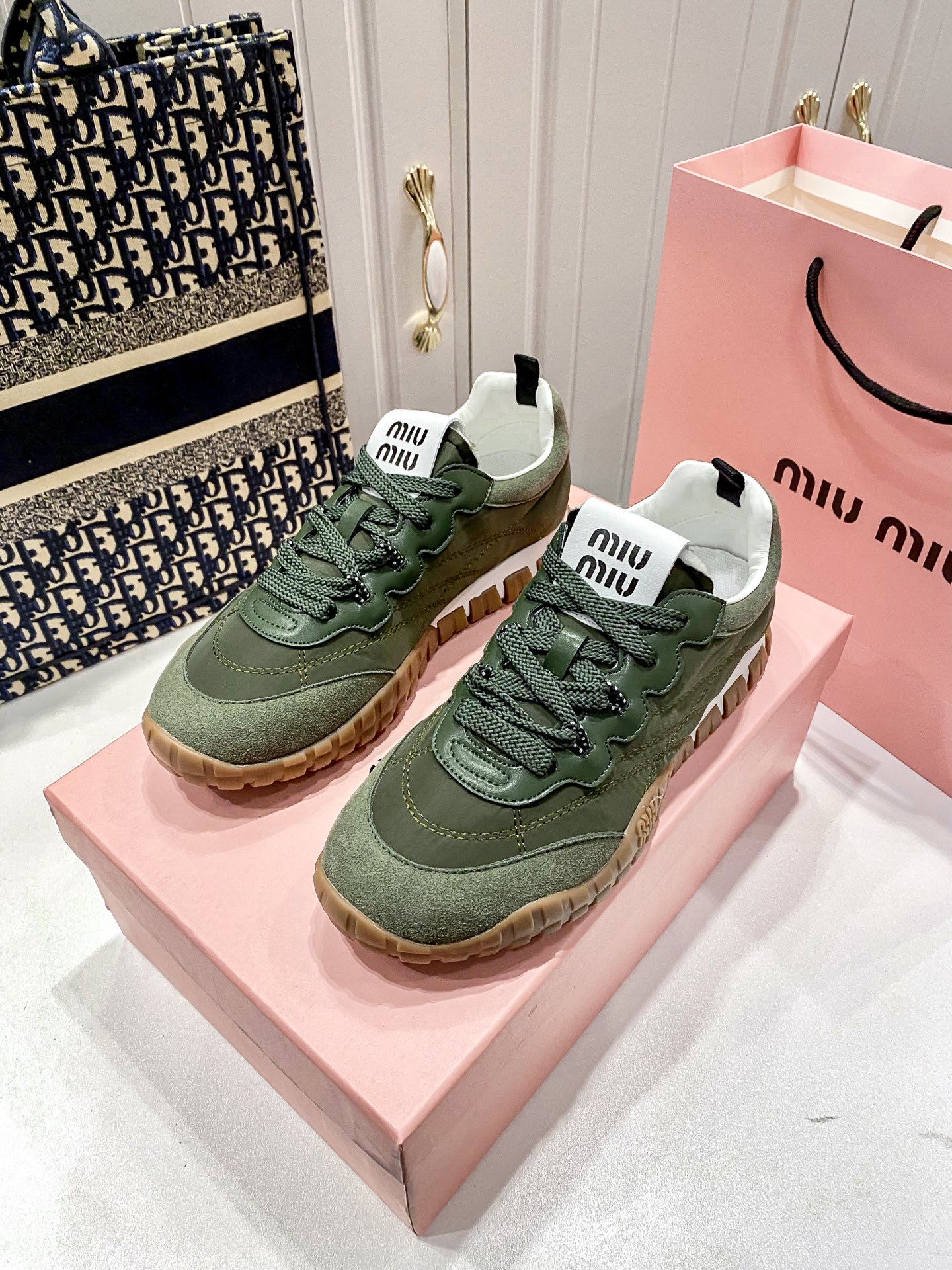 M thick-soled canvas sneakers