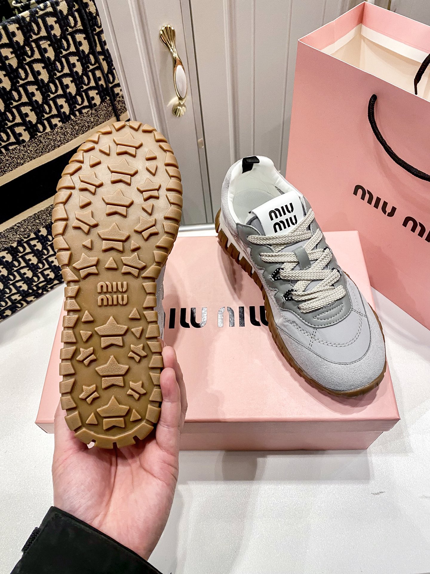 M thick-soled canvas sneakers