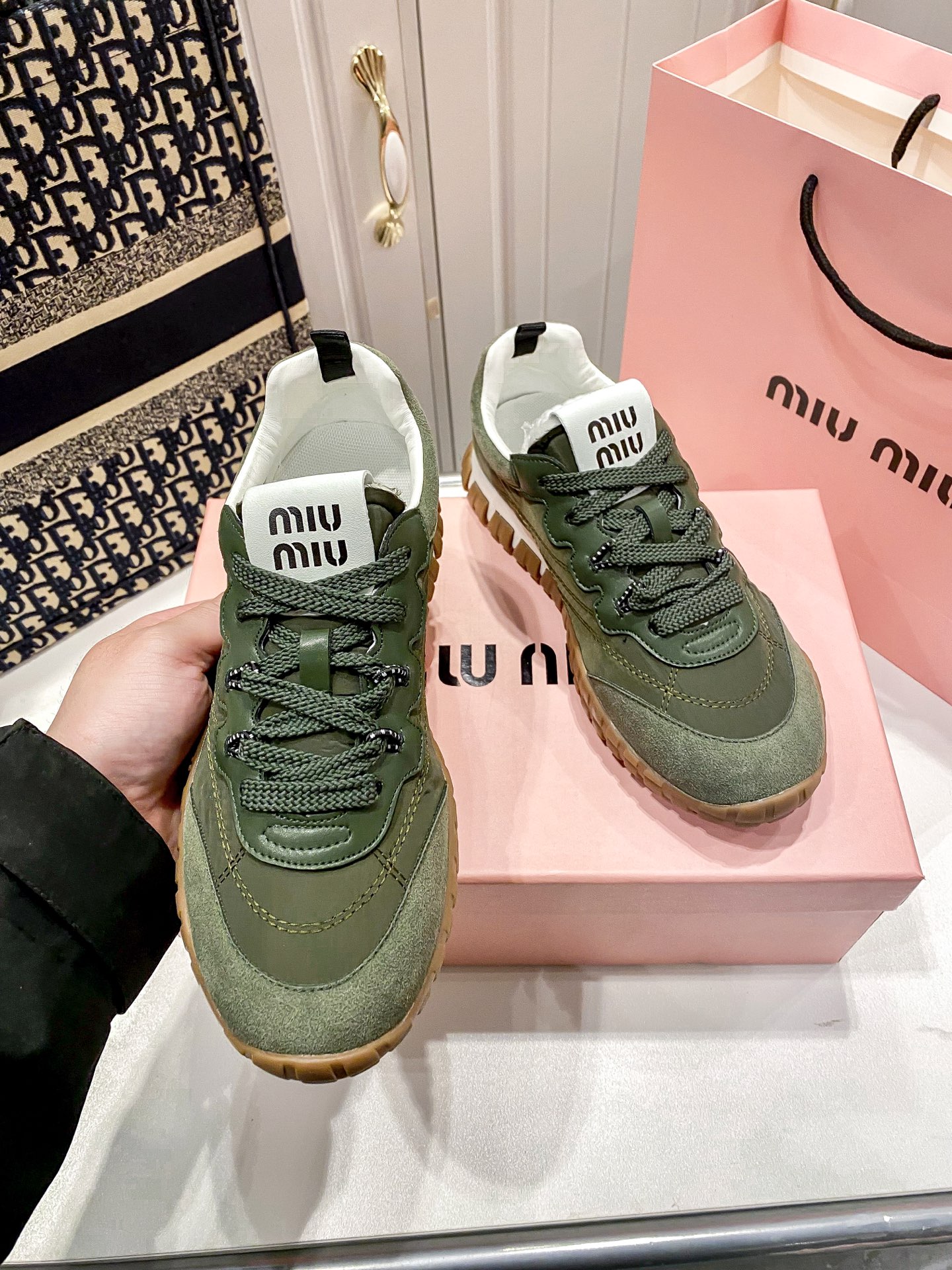 M thick-soled canvas sneakers