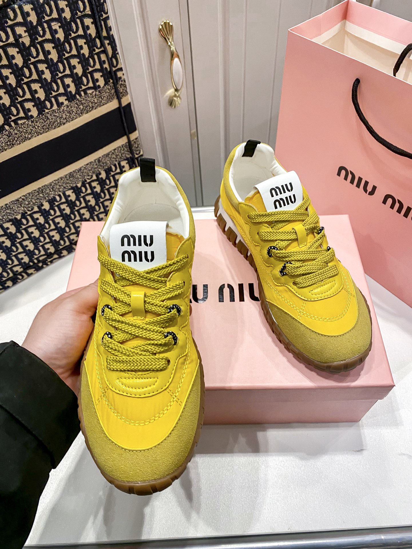 M thick-soled canvas sneakers