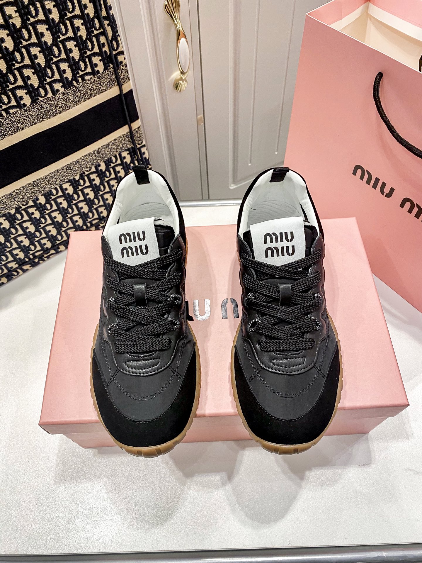 M thick-soled canvas sneakers