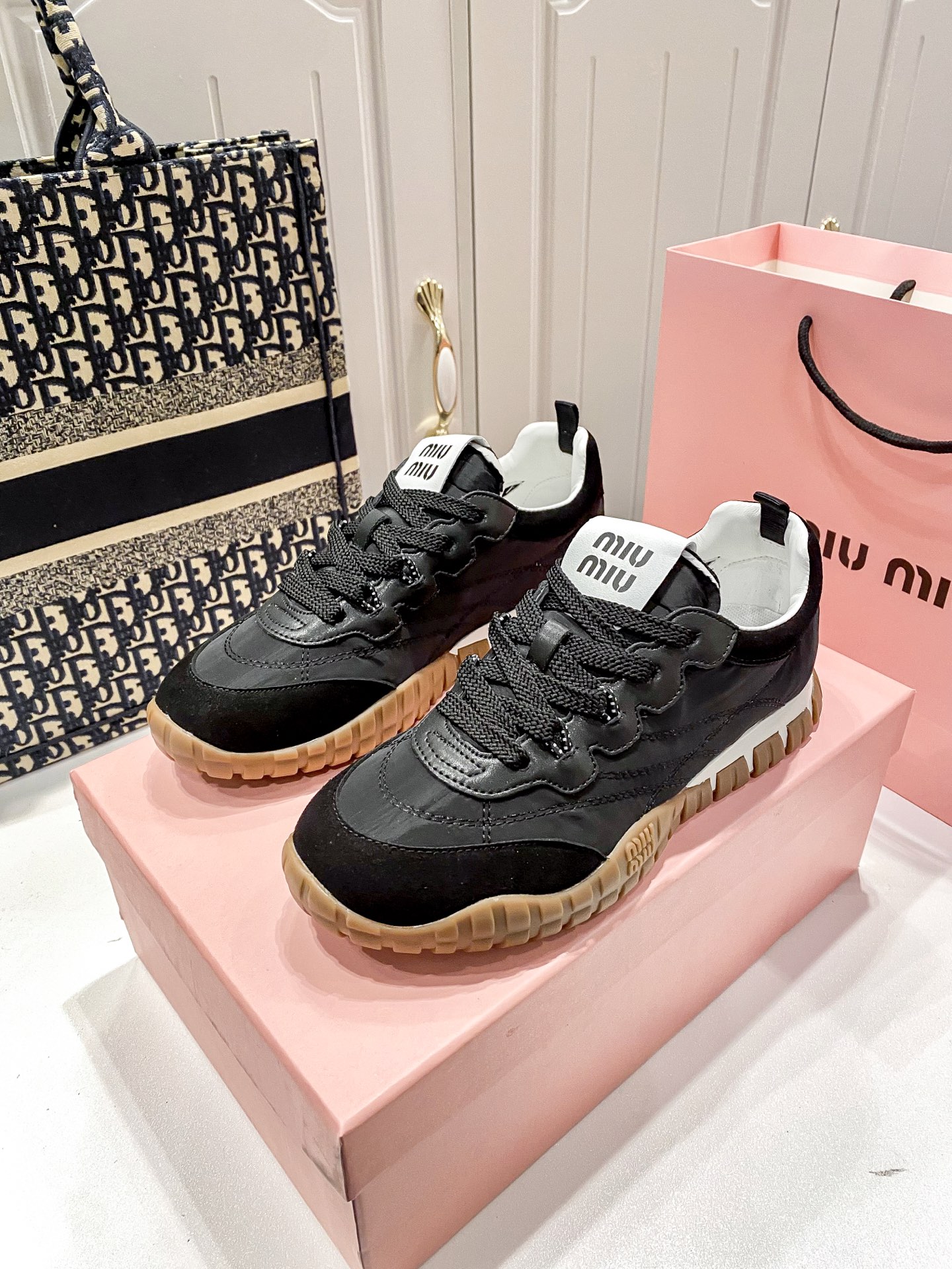 M thick-soled canvas sneakers