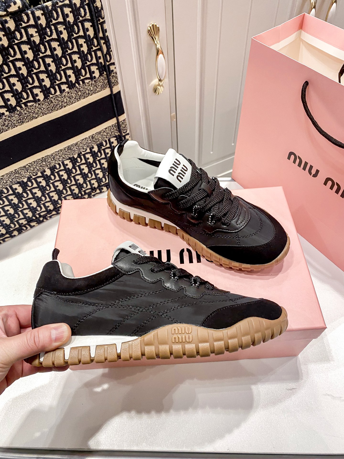 M thick-soled canvas sneakers