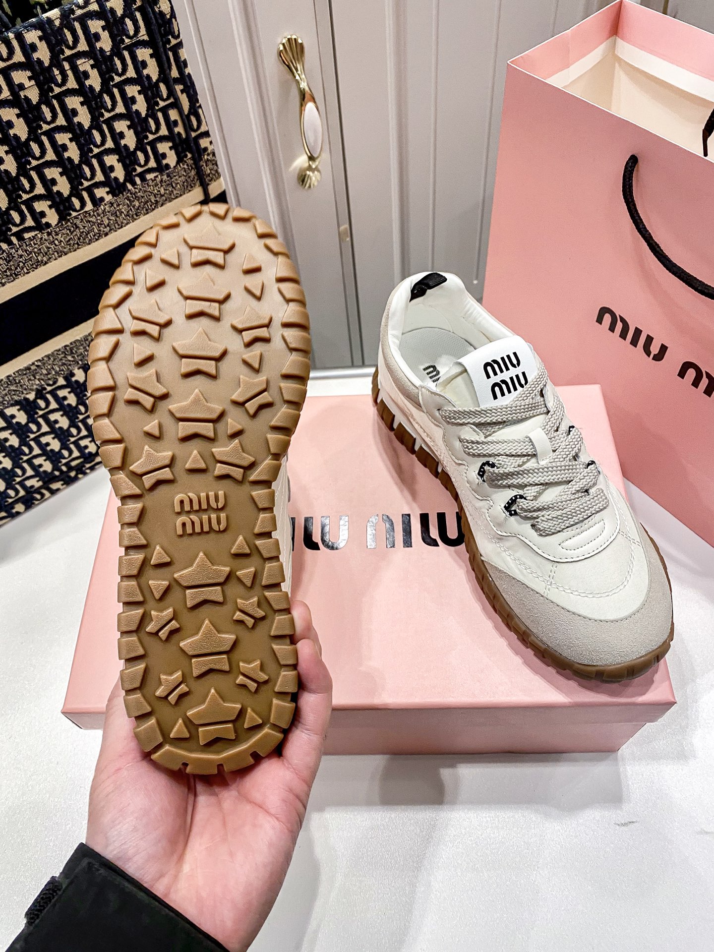 M thick-soled canvas sneakers