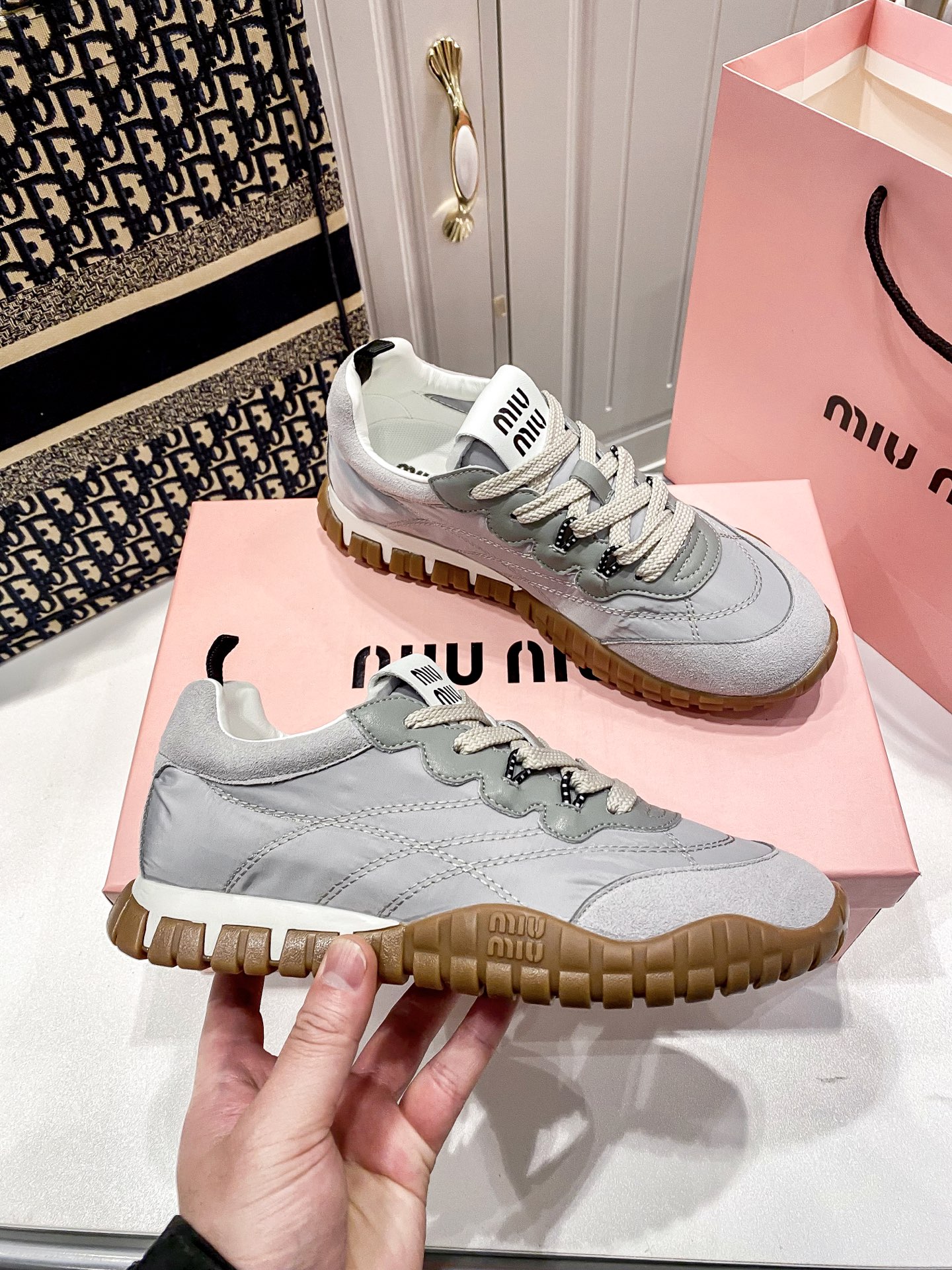 M thick-soled canvas sneakers