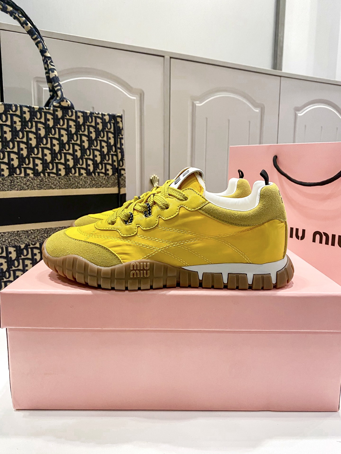 M thick-soled canvas sneakers