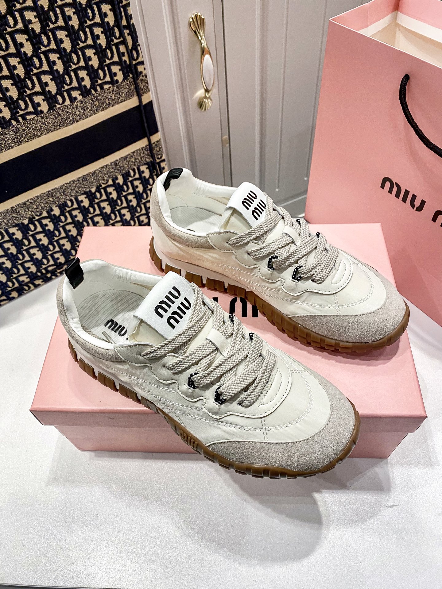 M thick-soled canvas sneakers