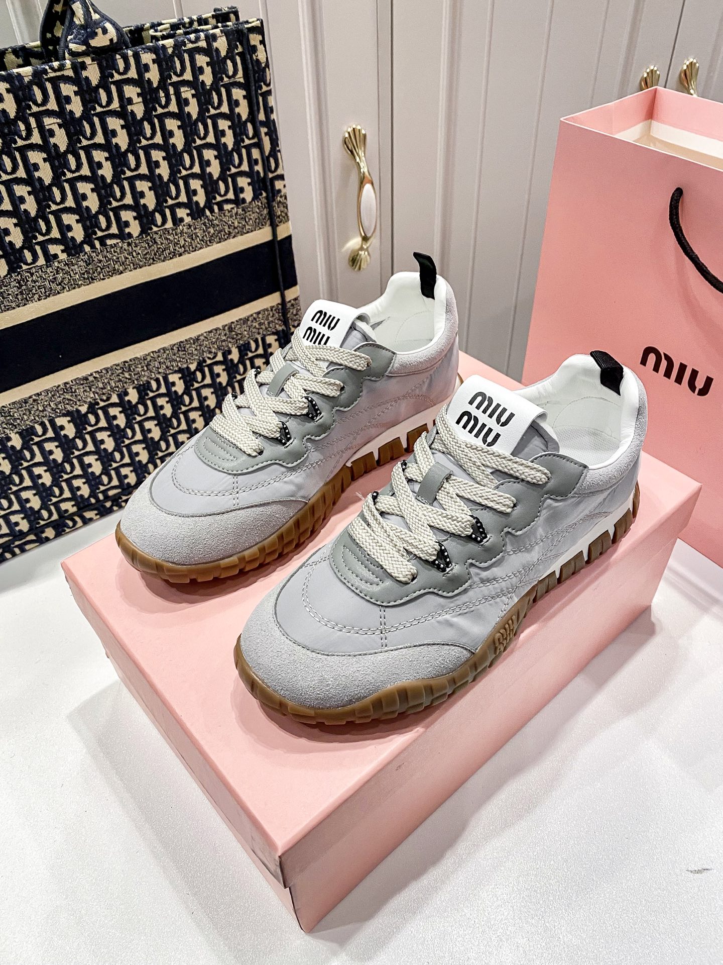 M thick-soled canvas sneakers