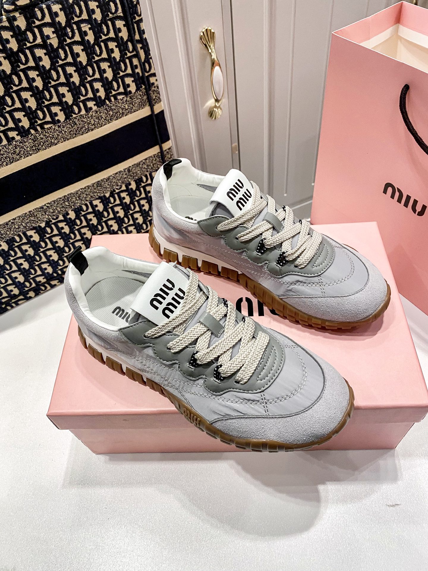 M thick-soled canvas sneakers