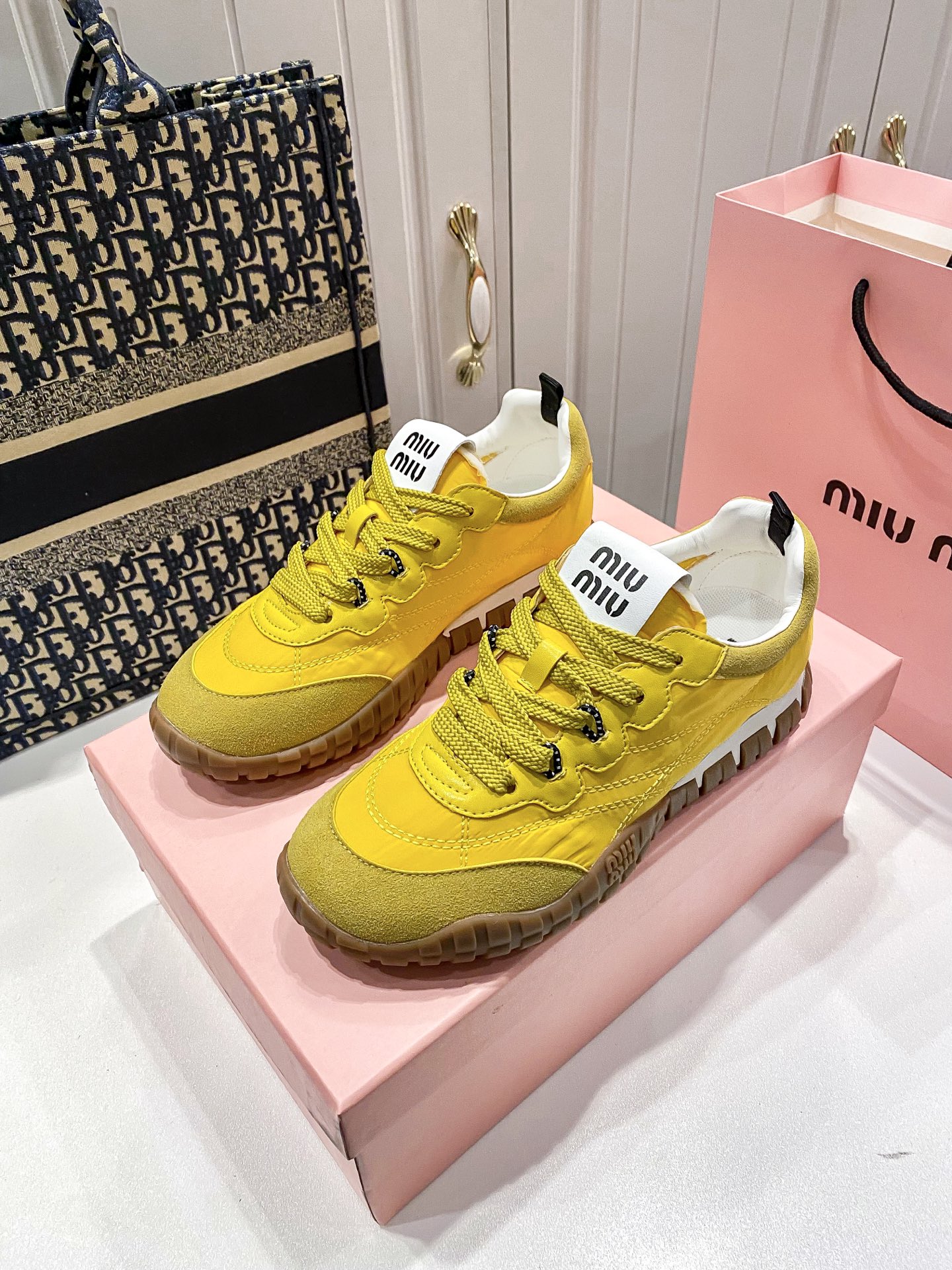 M thick-soled canvas sneakers