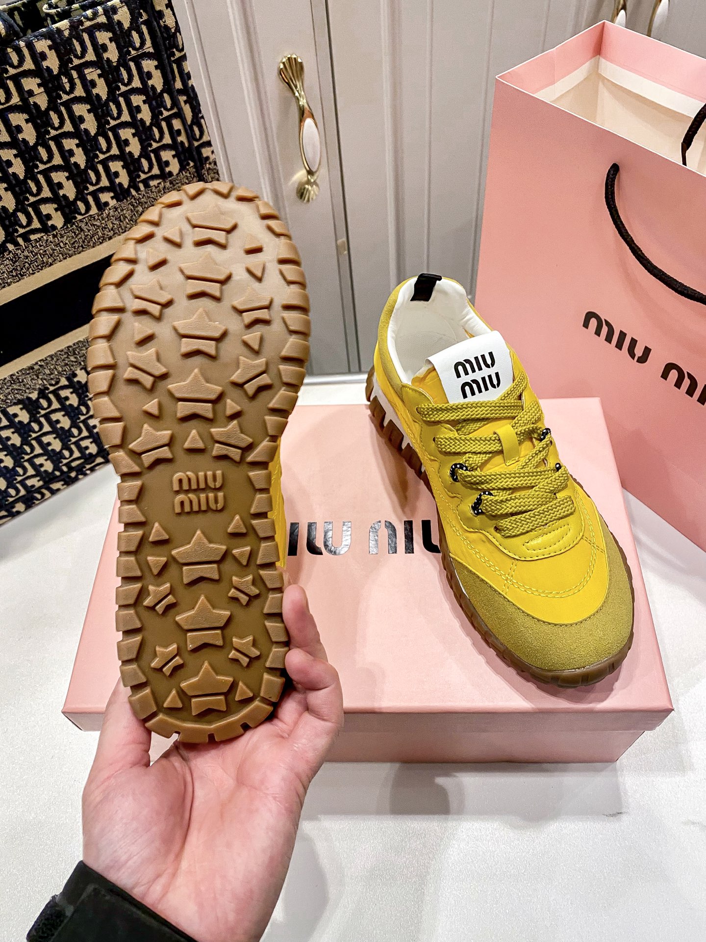 M thick-soled canvas sneakers