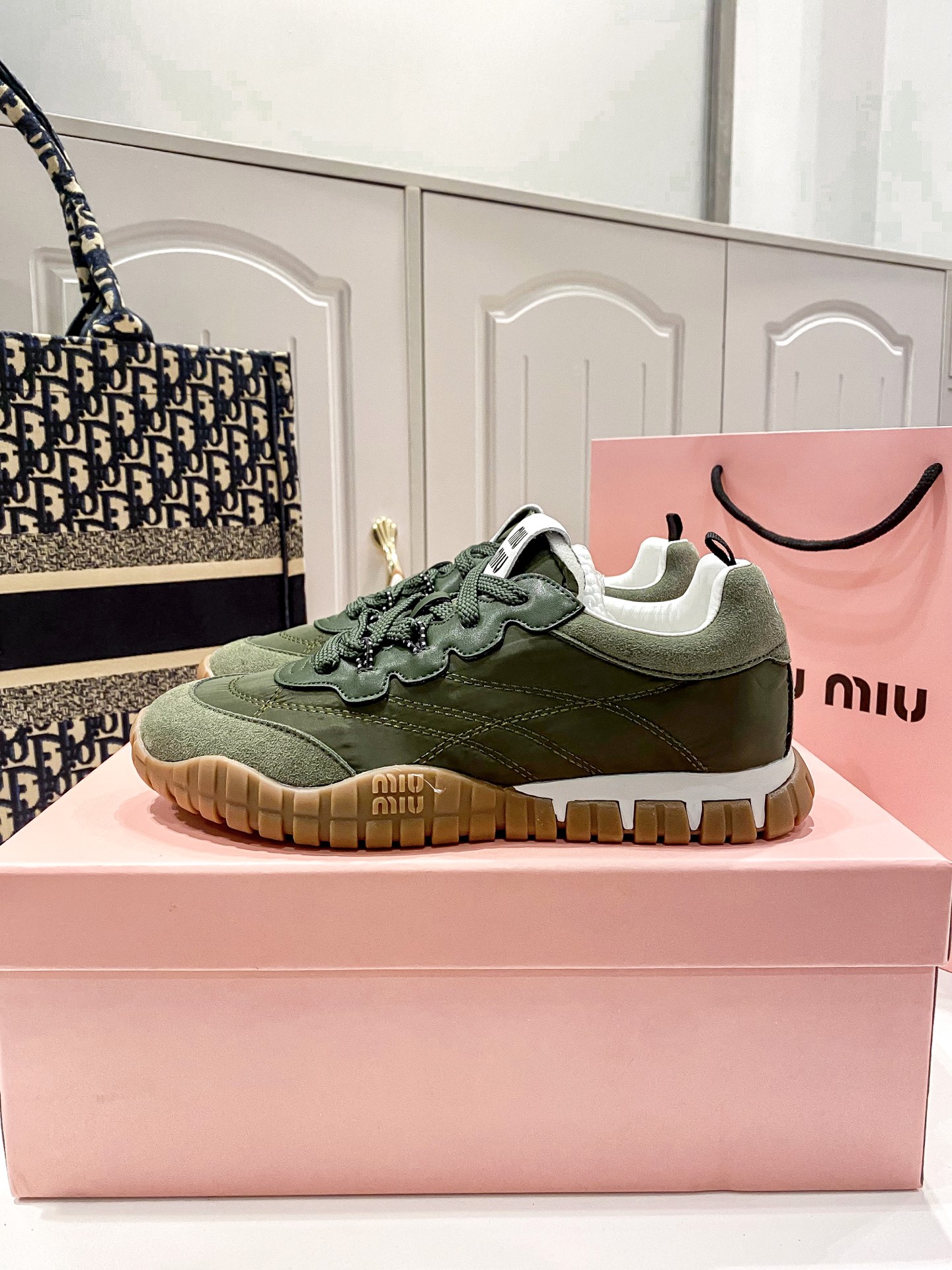 M thick-soled canvas sneakers