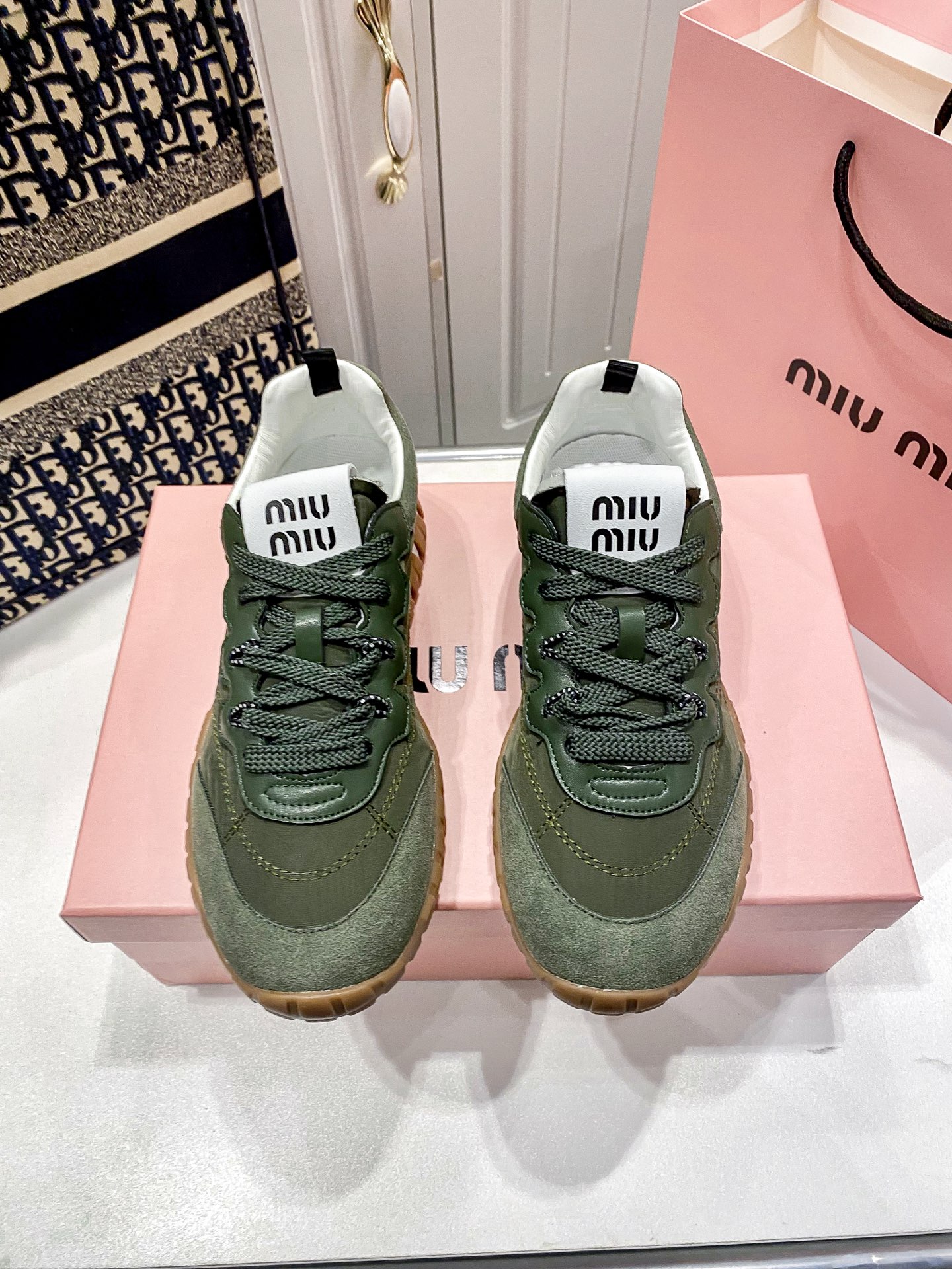 M thick-soled canvas sneakers