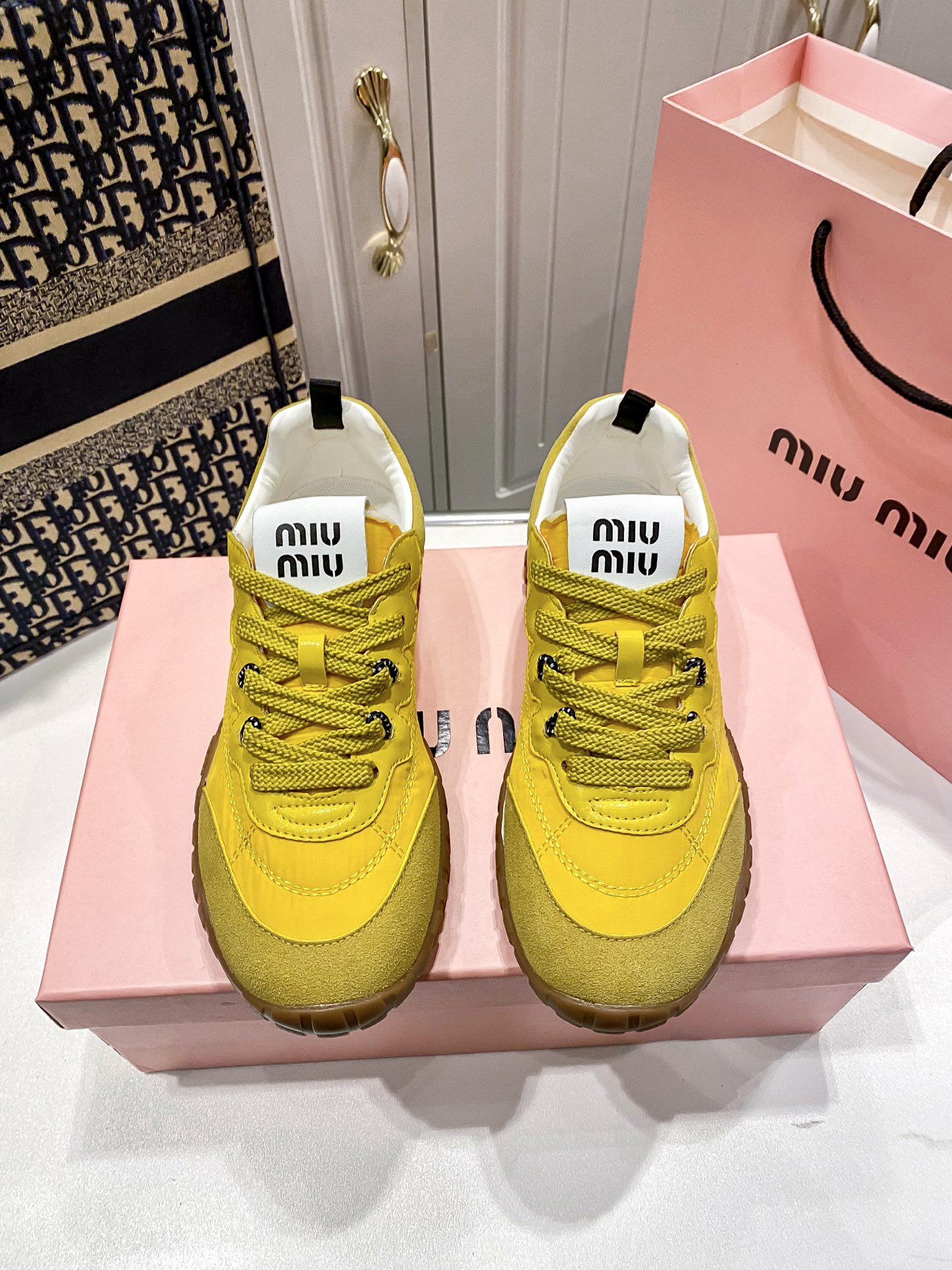 M thick-soled canvas sneakers