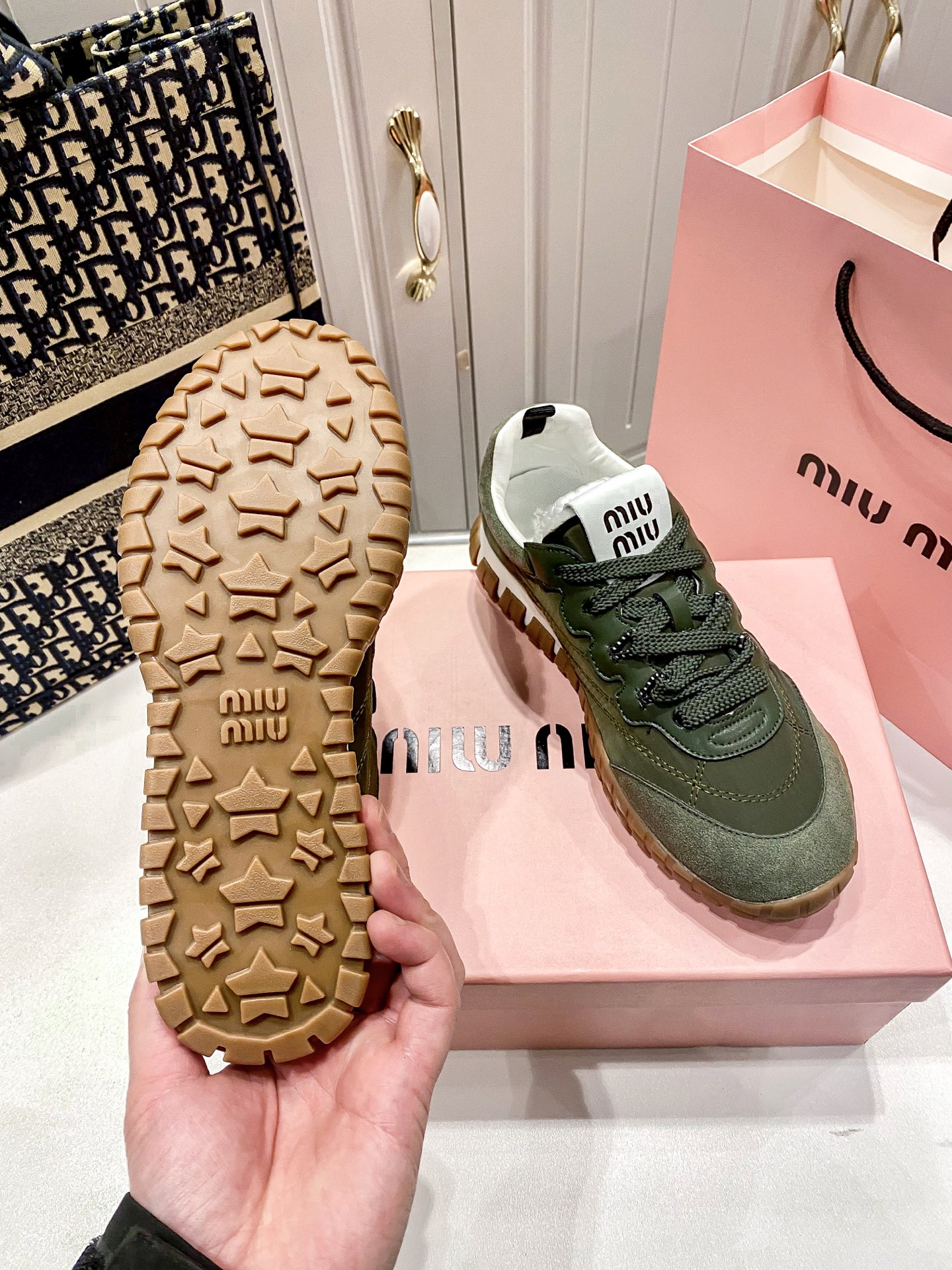 M thick-soled canvas sneakers