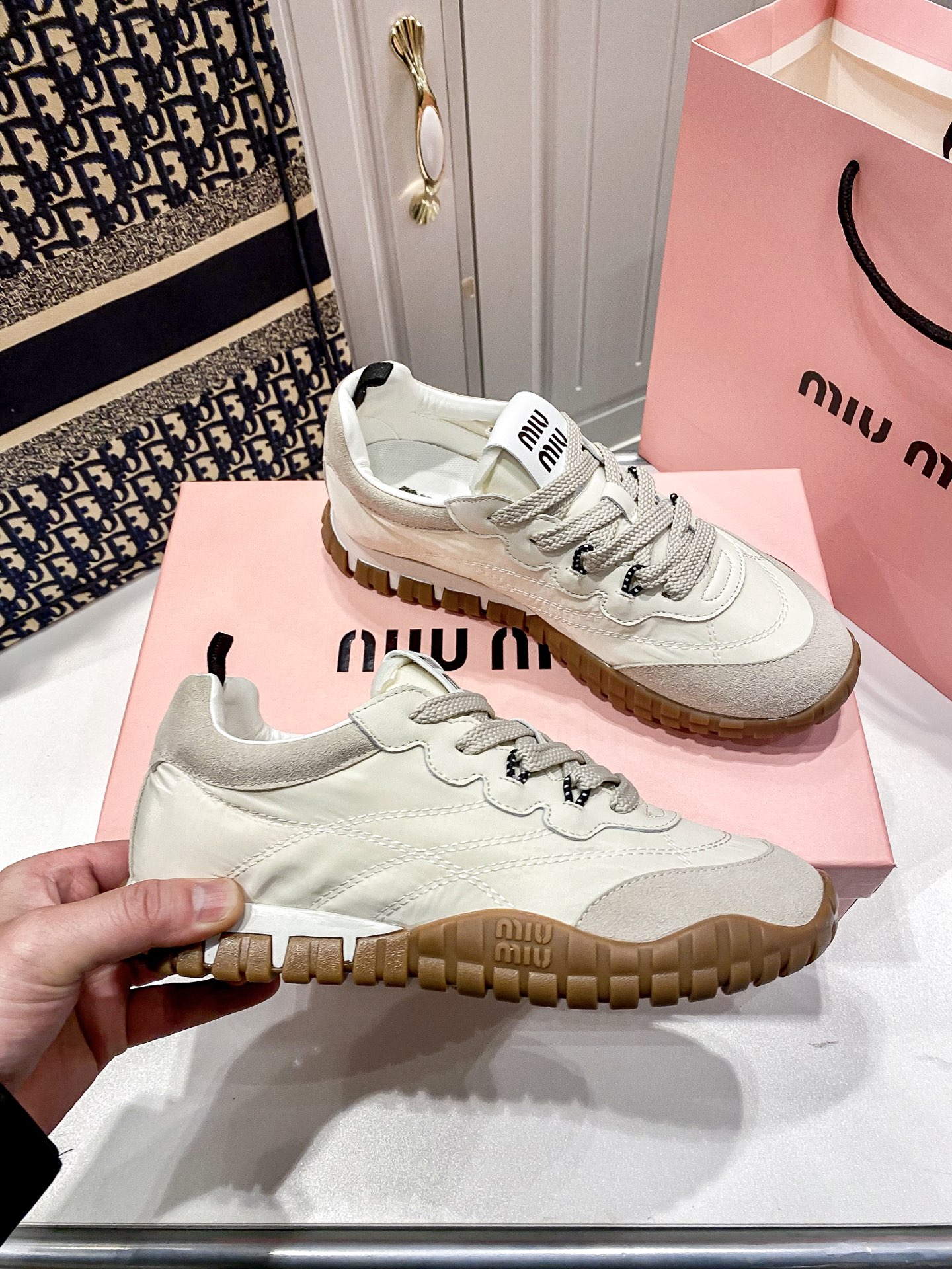 M thick-soled canvas sneakers