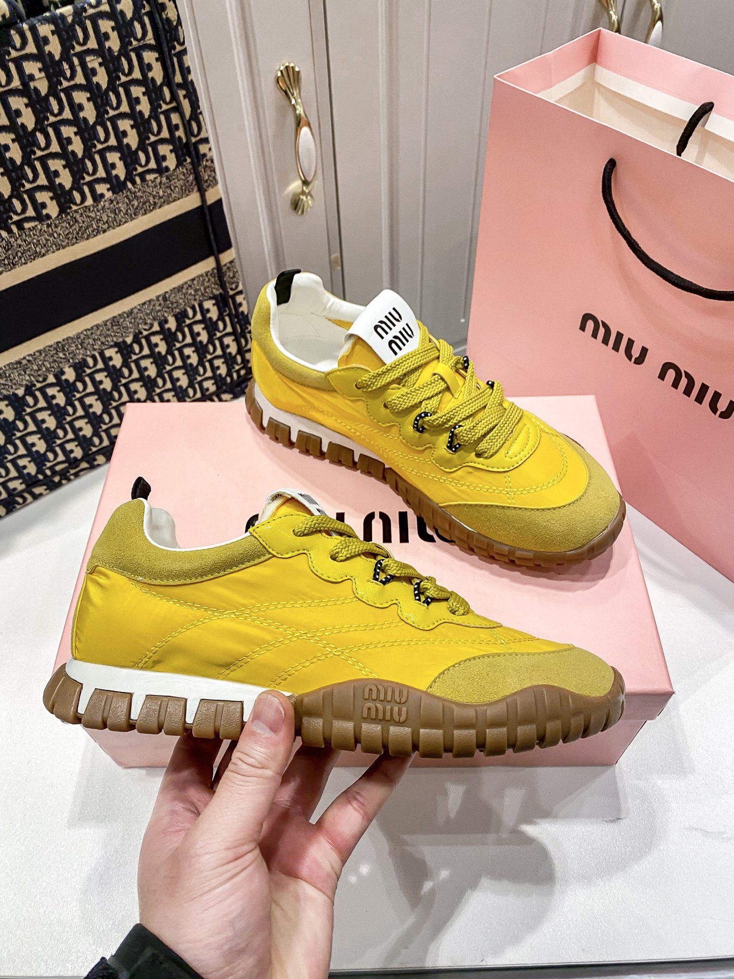 M thick-soled canvas sneakers