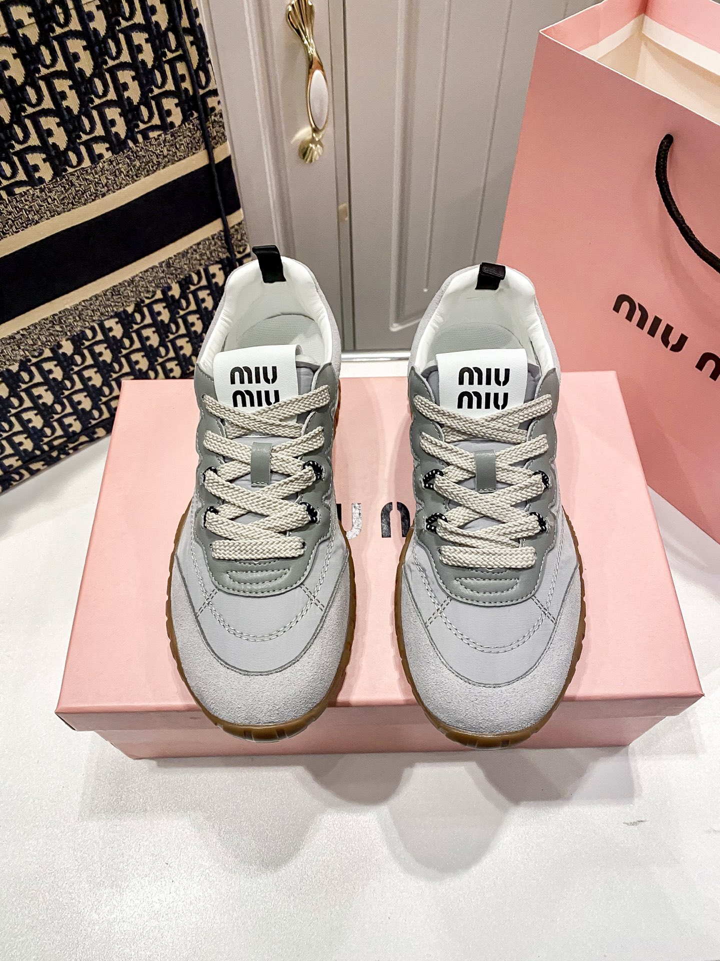 M thick-soled canvas sneakers