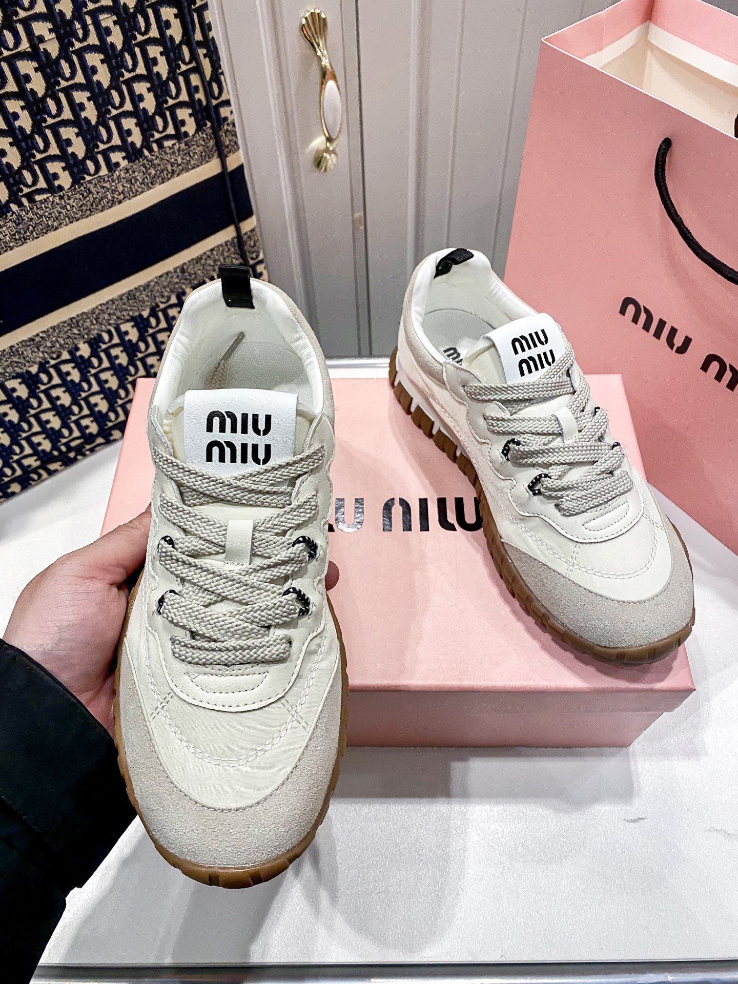 M thick-soled canvas sneakers