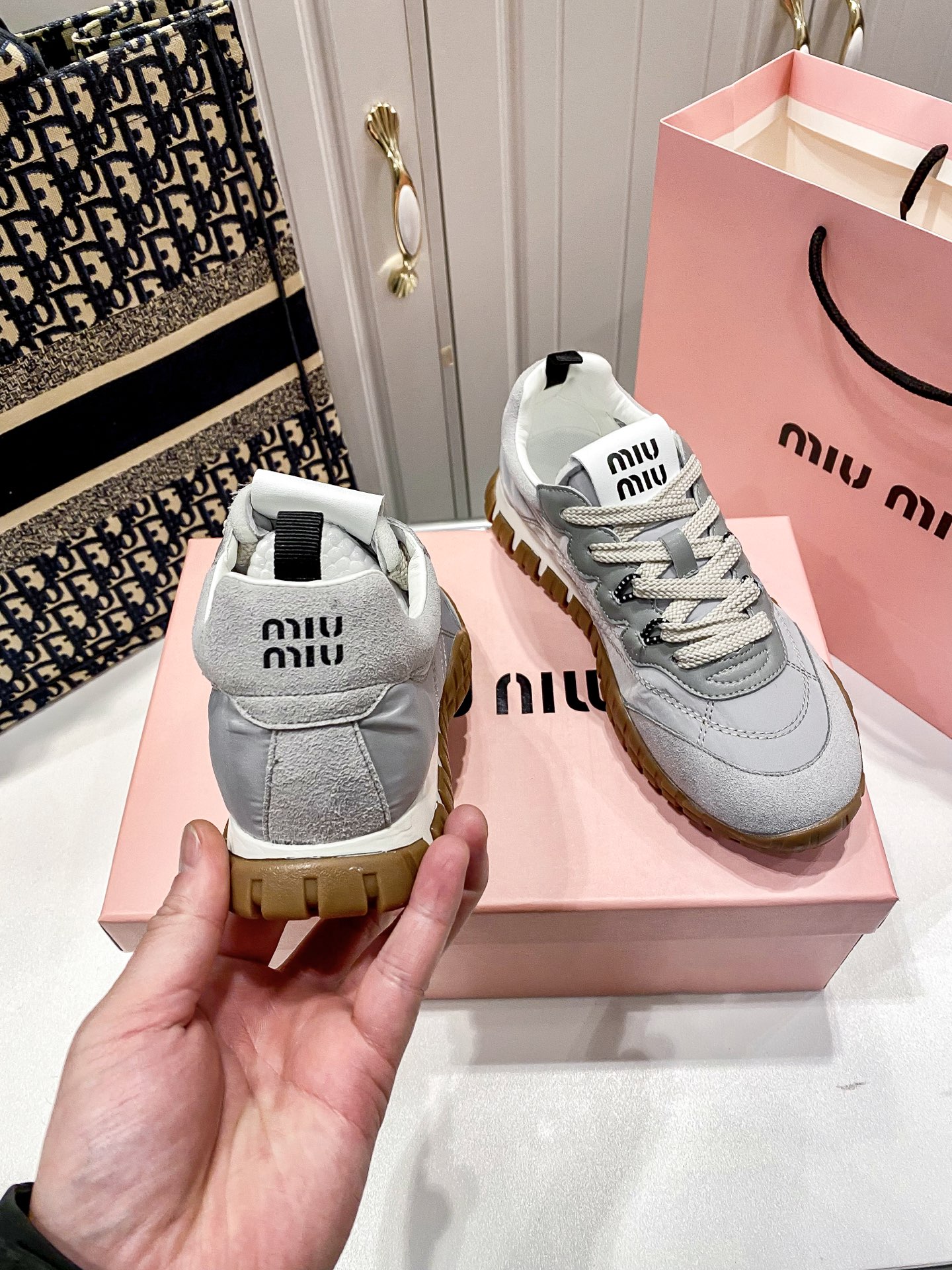 M thick-soled canvas sneakers