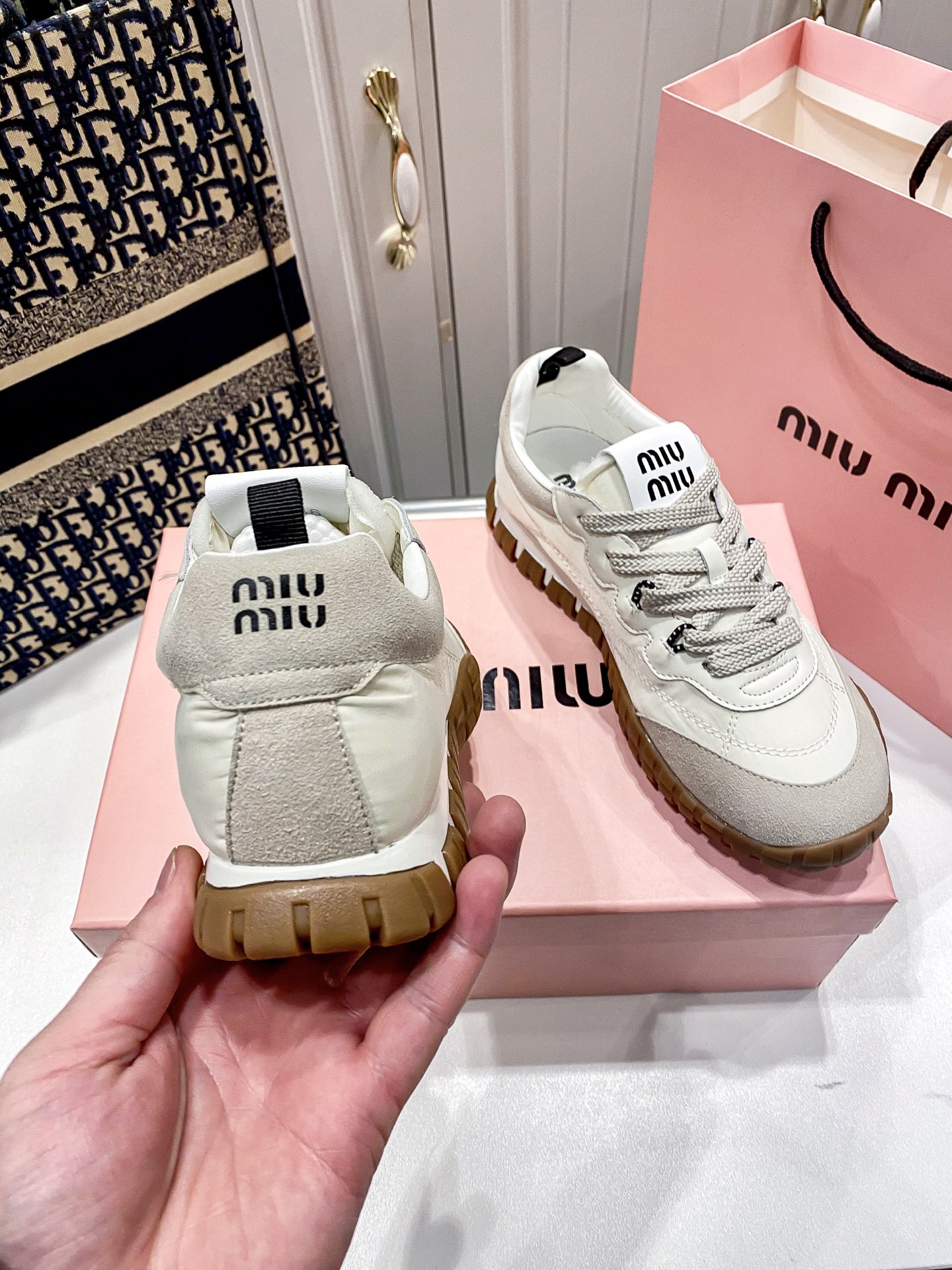 M thick-soled canvas sneakers