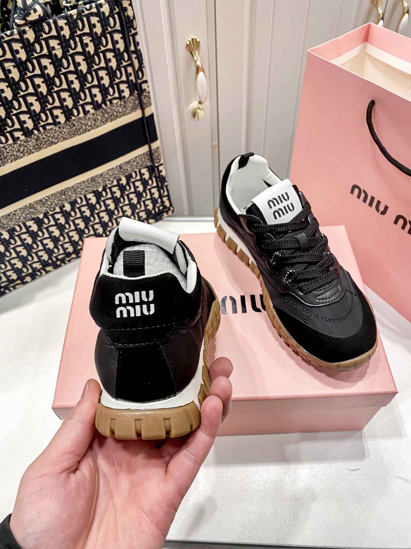 M thick-soled canvas sneakers