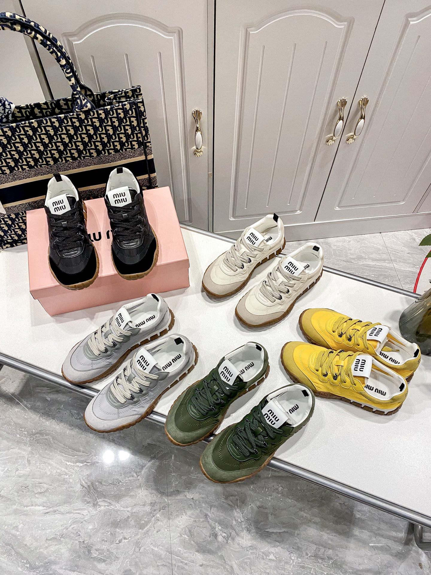 M thick-soled canvas sneakers