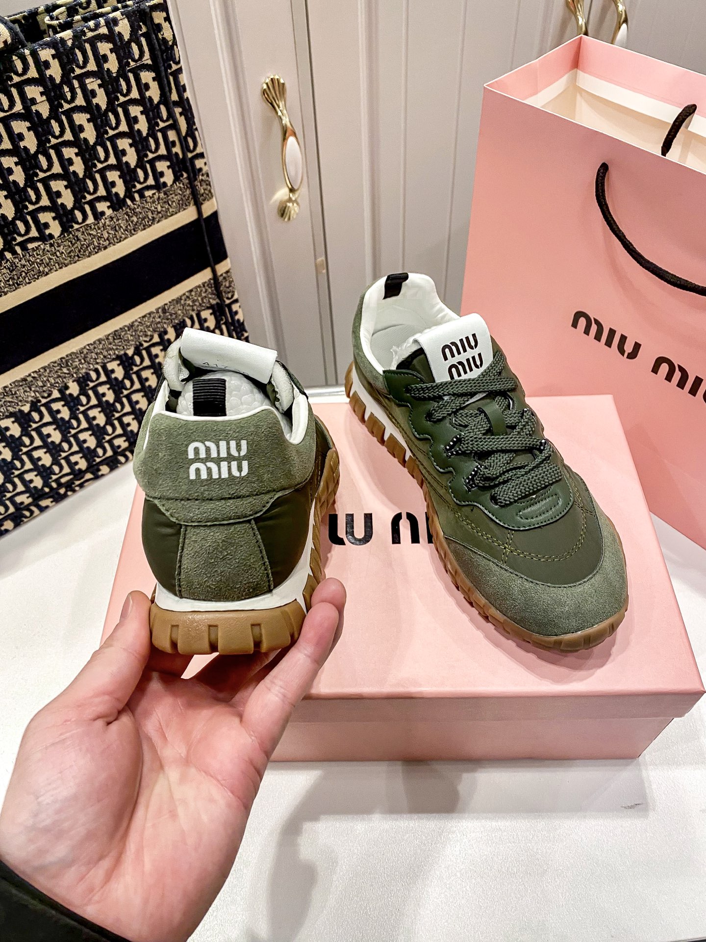 M thick-soled canvas sneakers