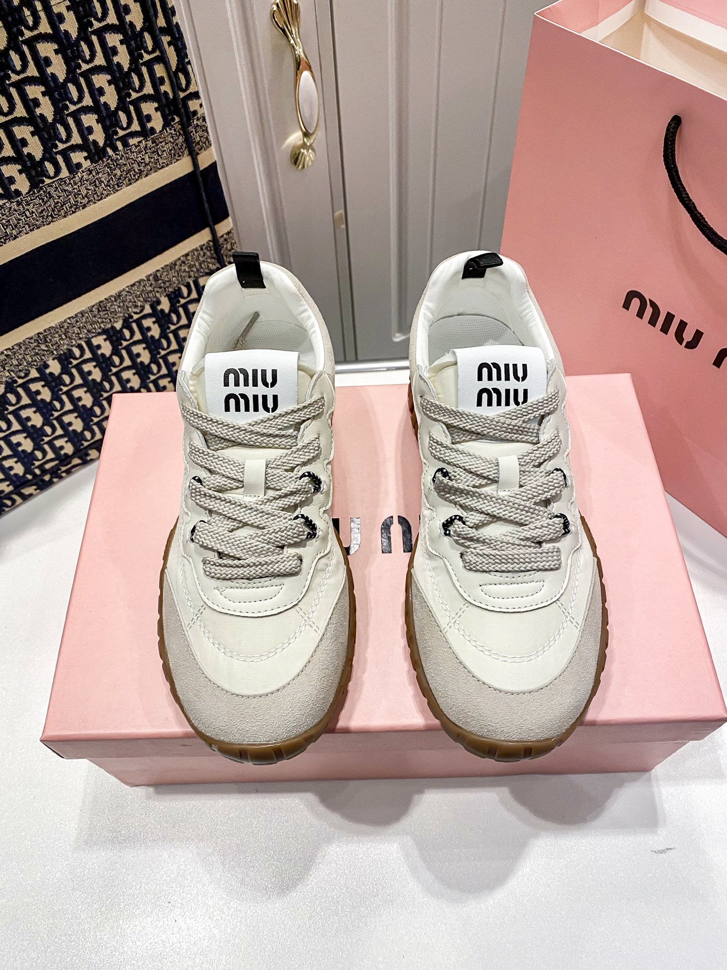 M thick-soled canvas sneakers