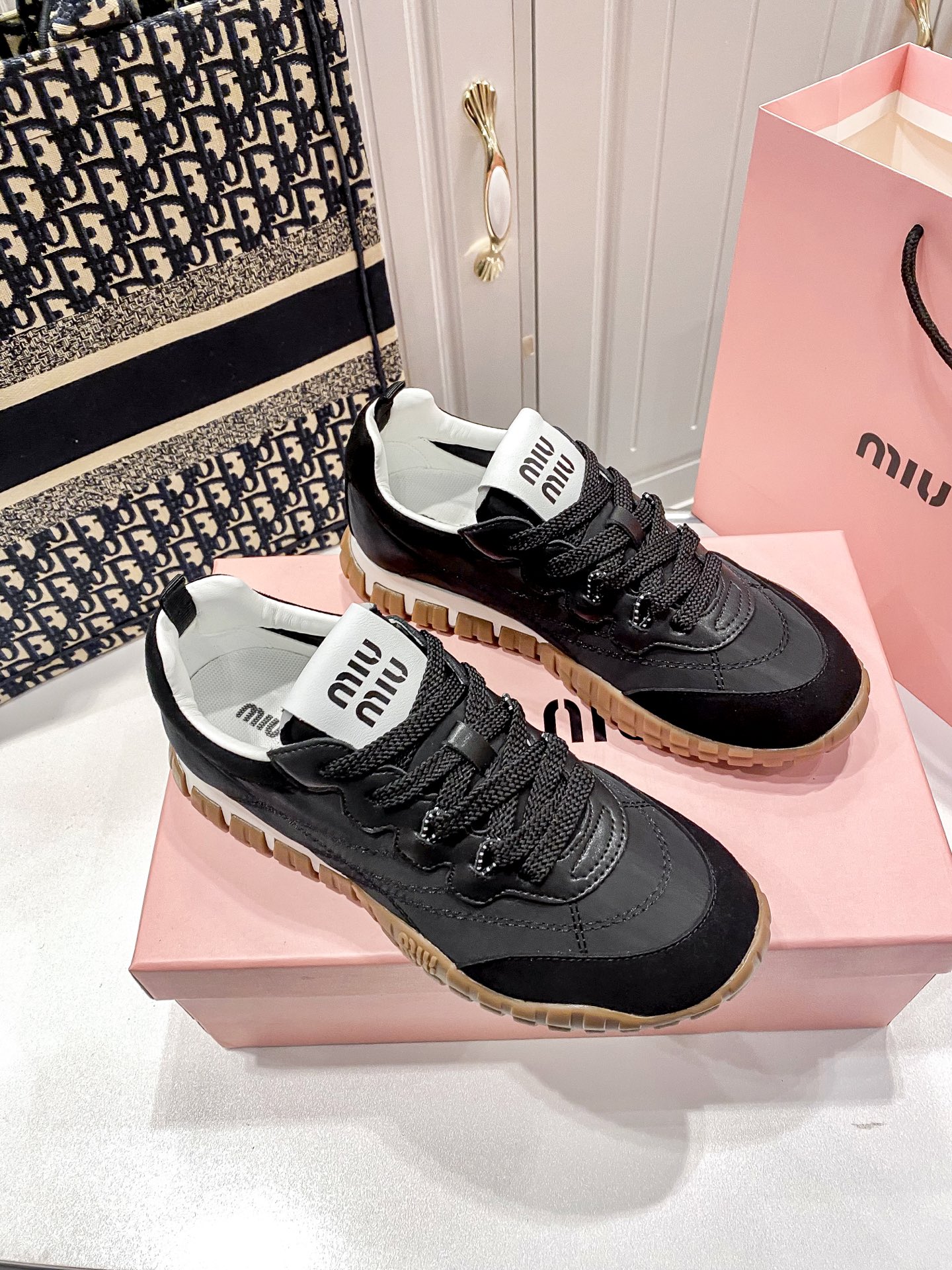 M thick-soled canvas sneakers