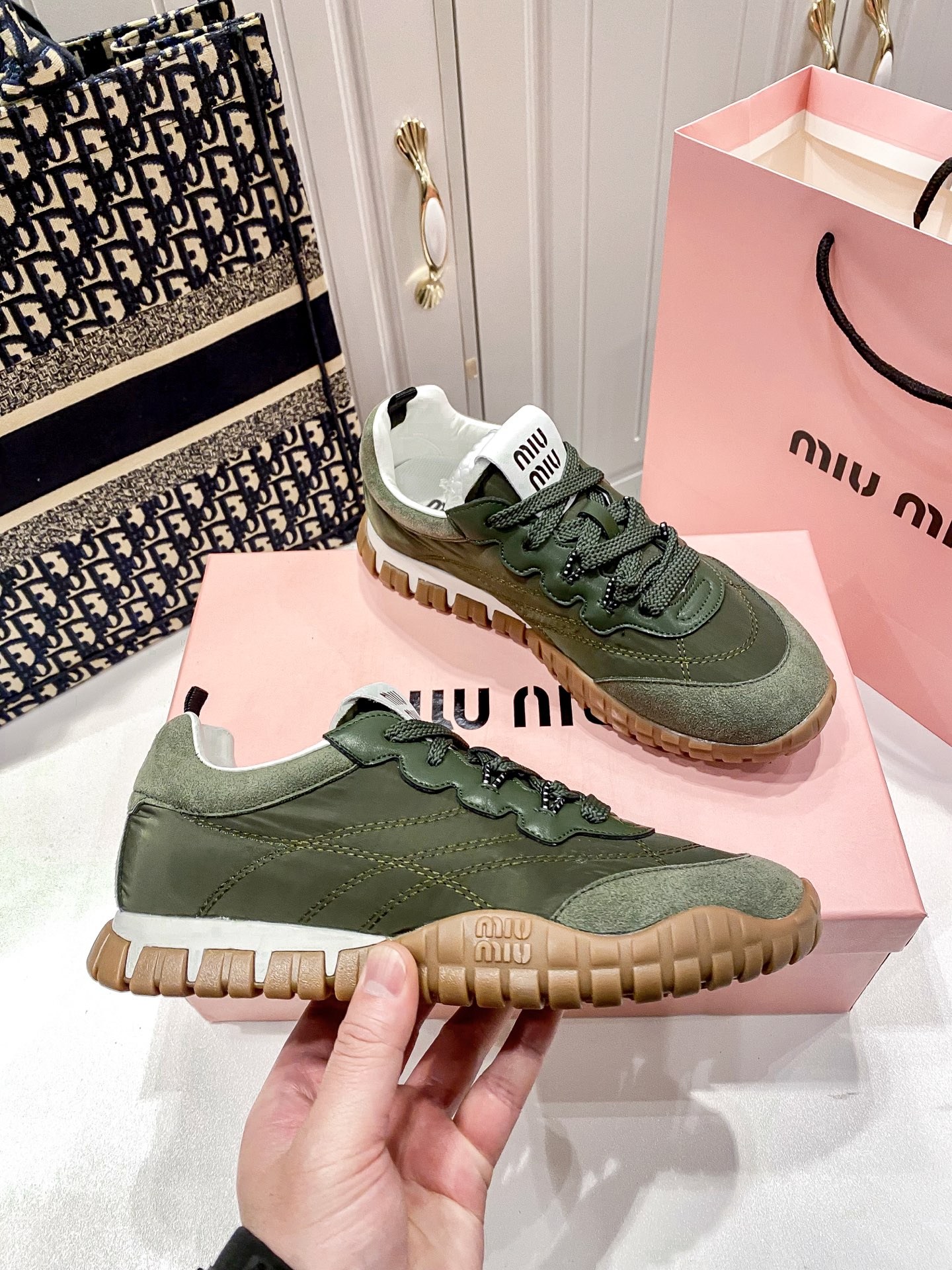 M thick-soled canvas sneakers