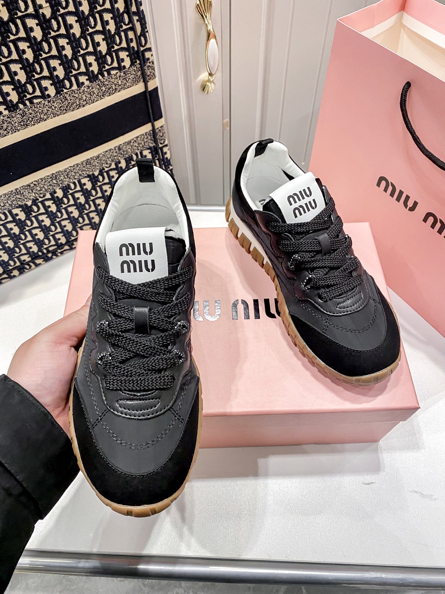 M thick-soled canvas sneakers