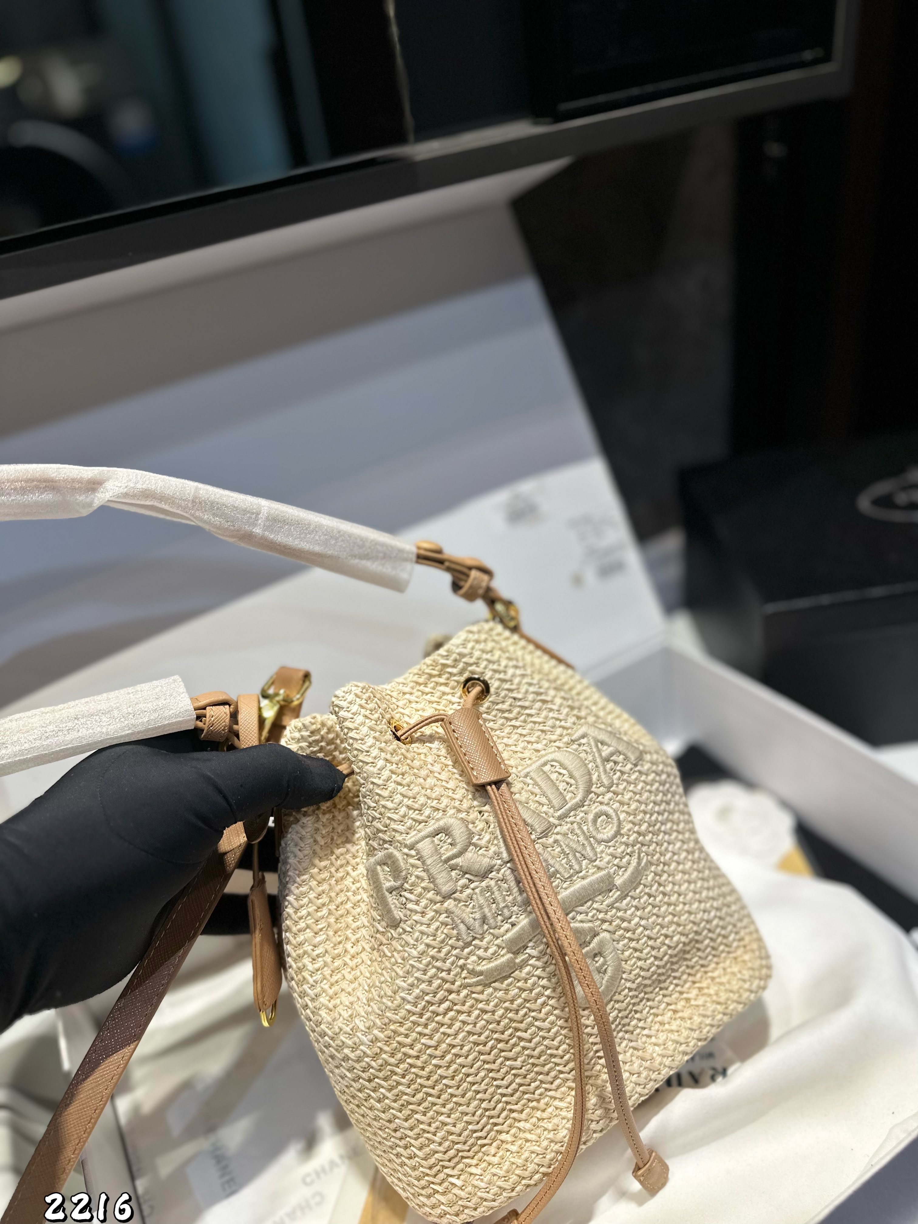 P designed a new woven bucket bag.