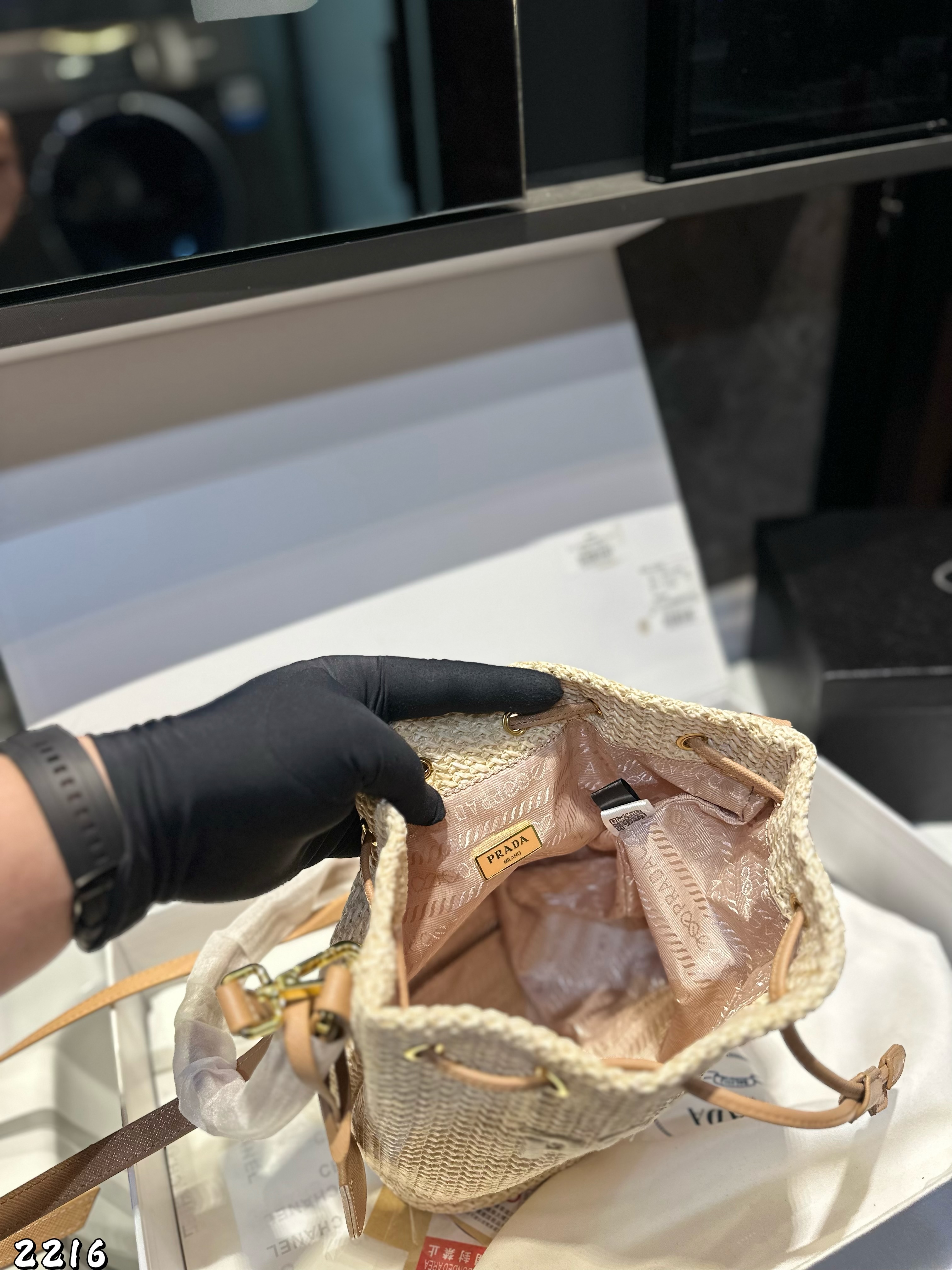 P designed a new woven bucket bag.