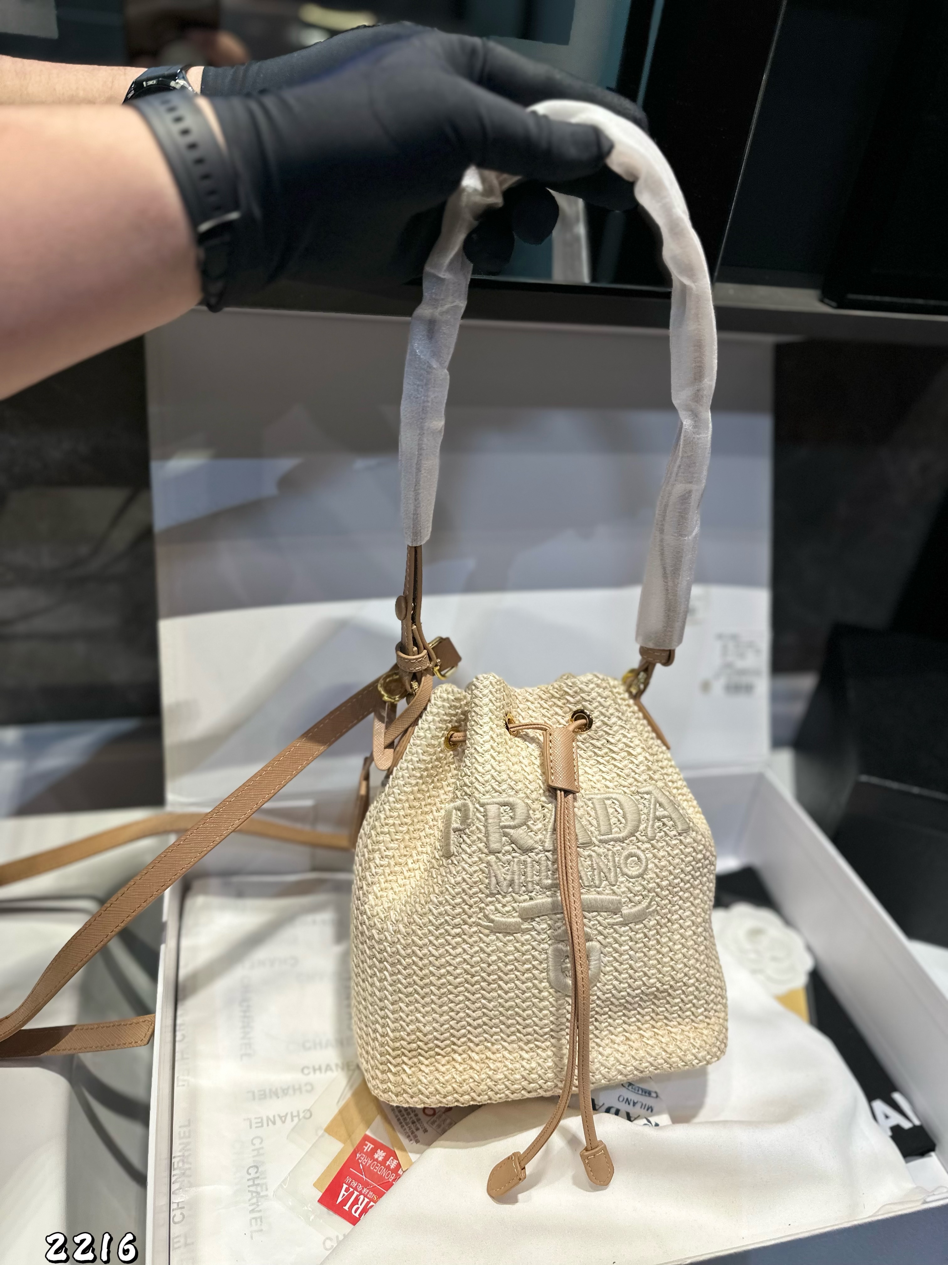 P designed a new woven bucket bag.